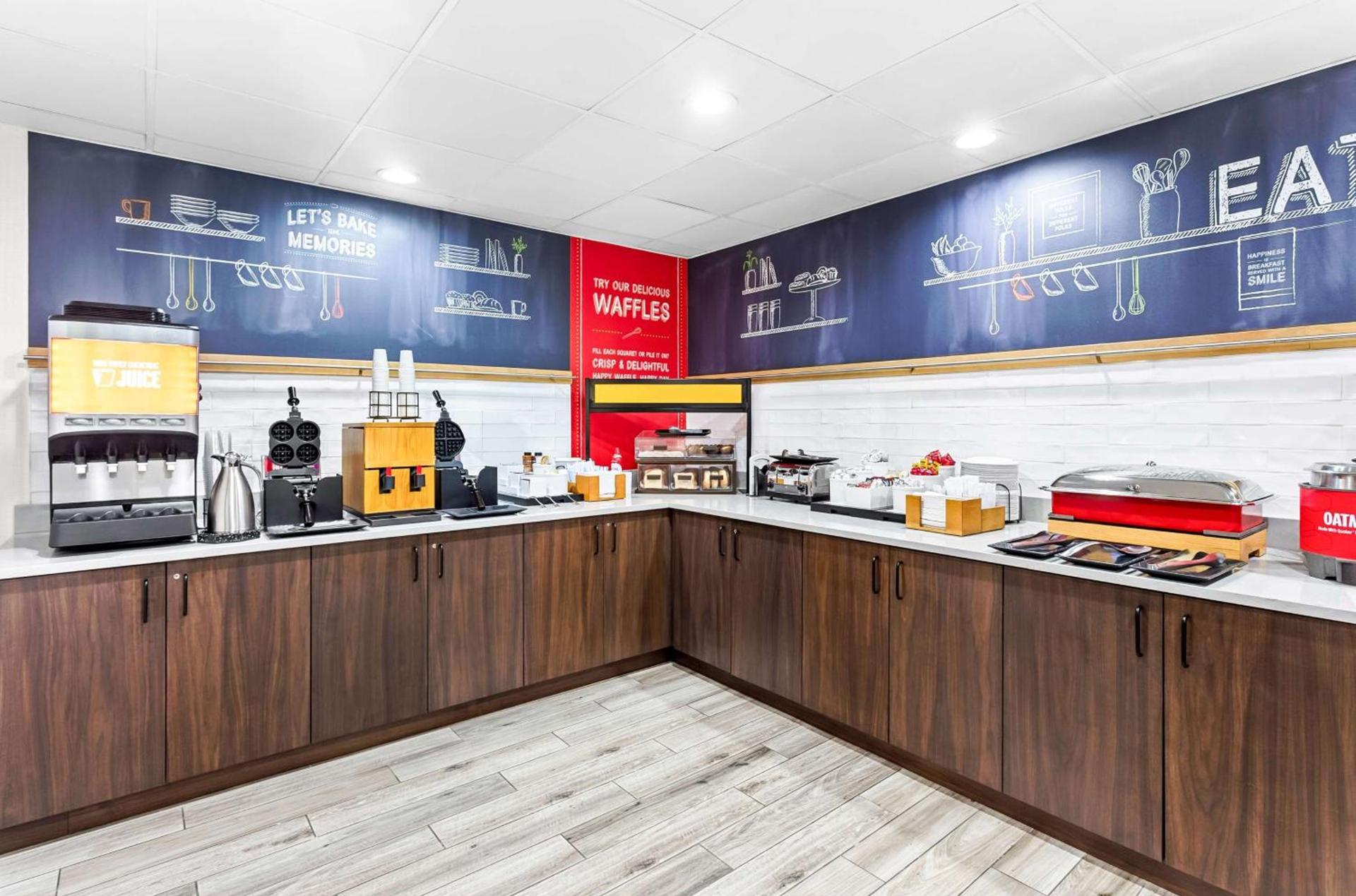 Hampton Inn Chicago-Naperville photo 11