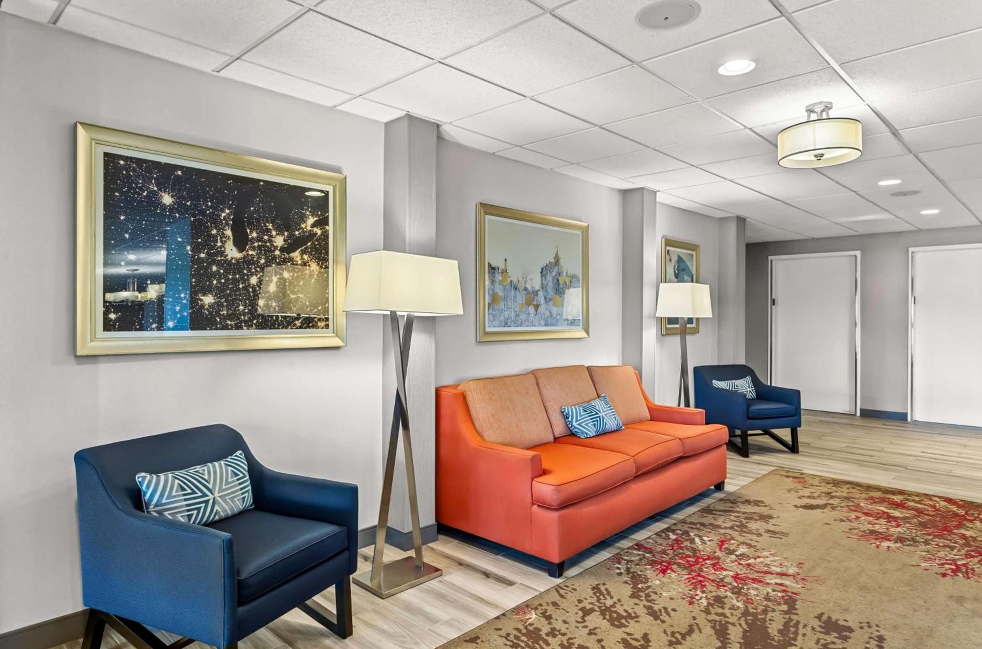 Hampton Inn Chicago-Naperville photo 8