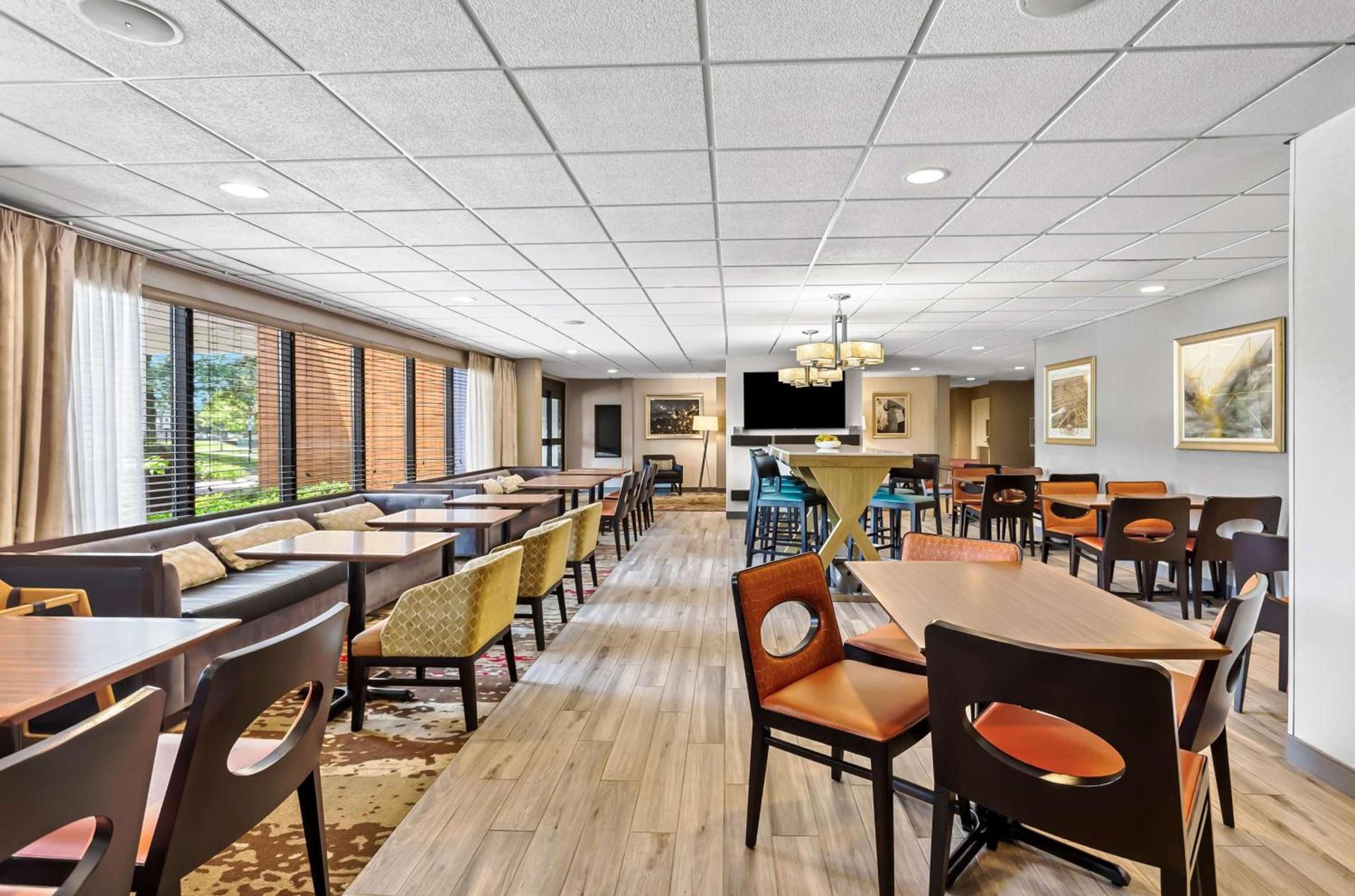 Hampton Inn Chicago-Naperville photo 12