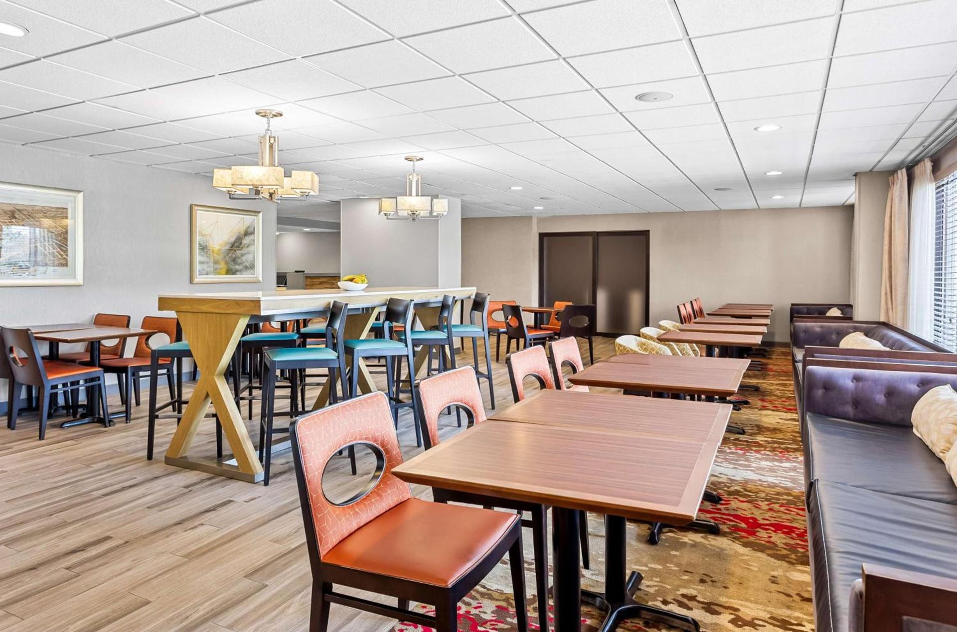 Hampton Inn Chicago-Naperville photo 14