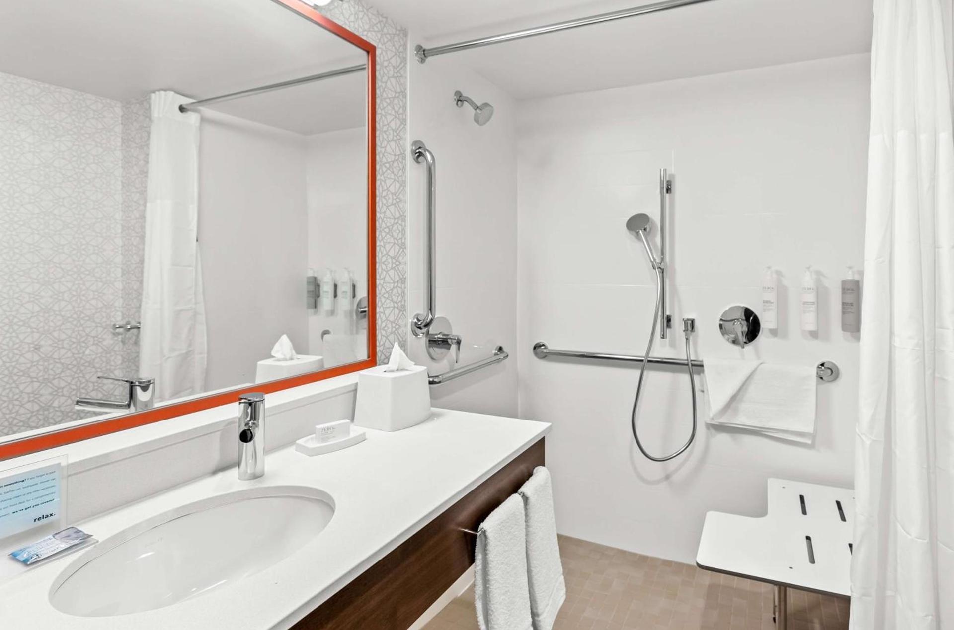 Hampton Inn Chicago-Naperville photo 18