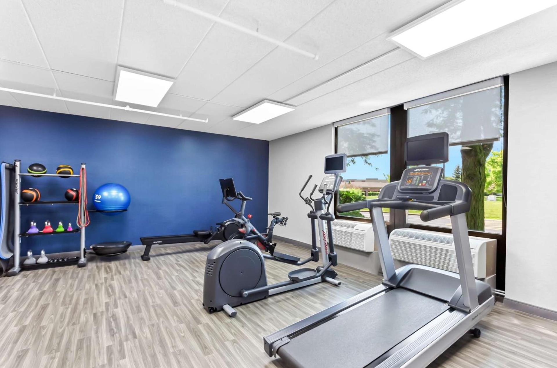 Hampton Inn Chicago-Naperville photo 17