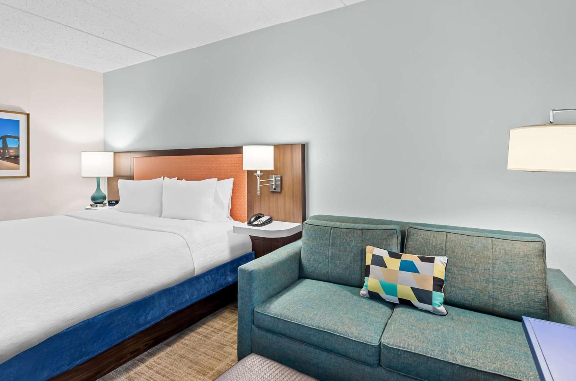Hampton Inn Chicago-Naperville photo 21