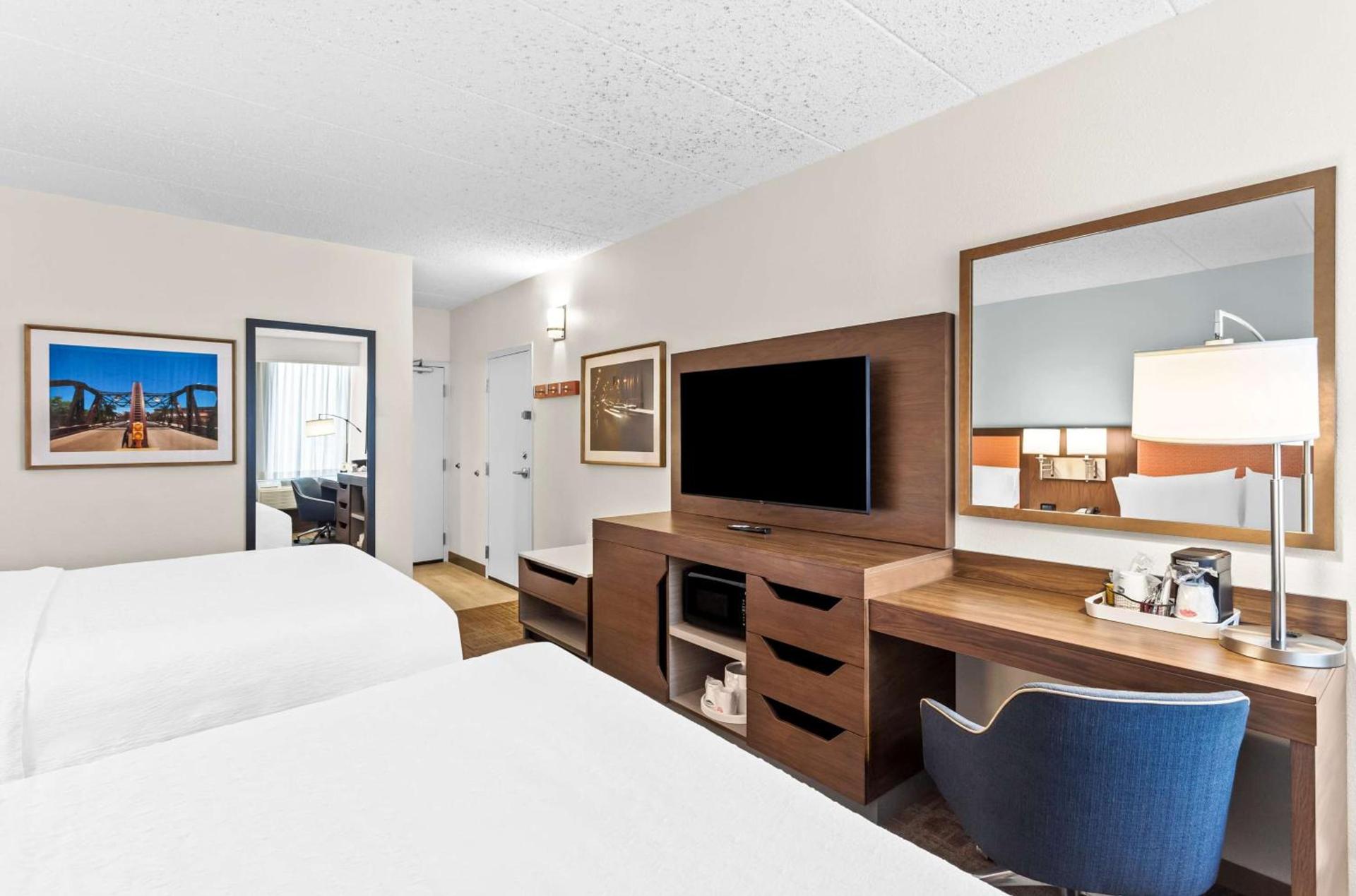 Hampton Inn Chicago-Naperville photo 26