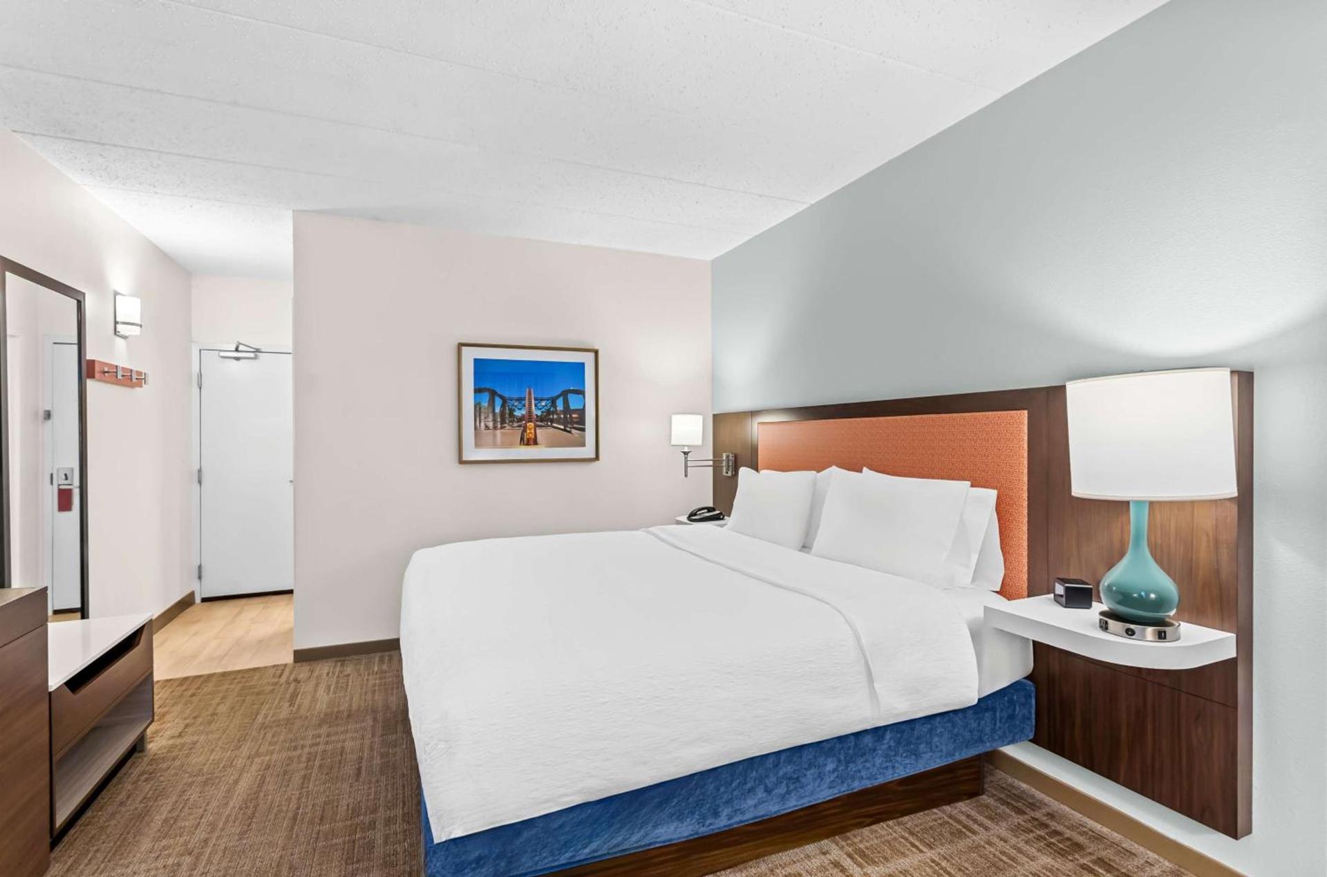 Hampton Inn Chicago-Naperville photo 32
