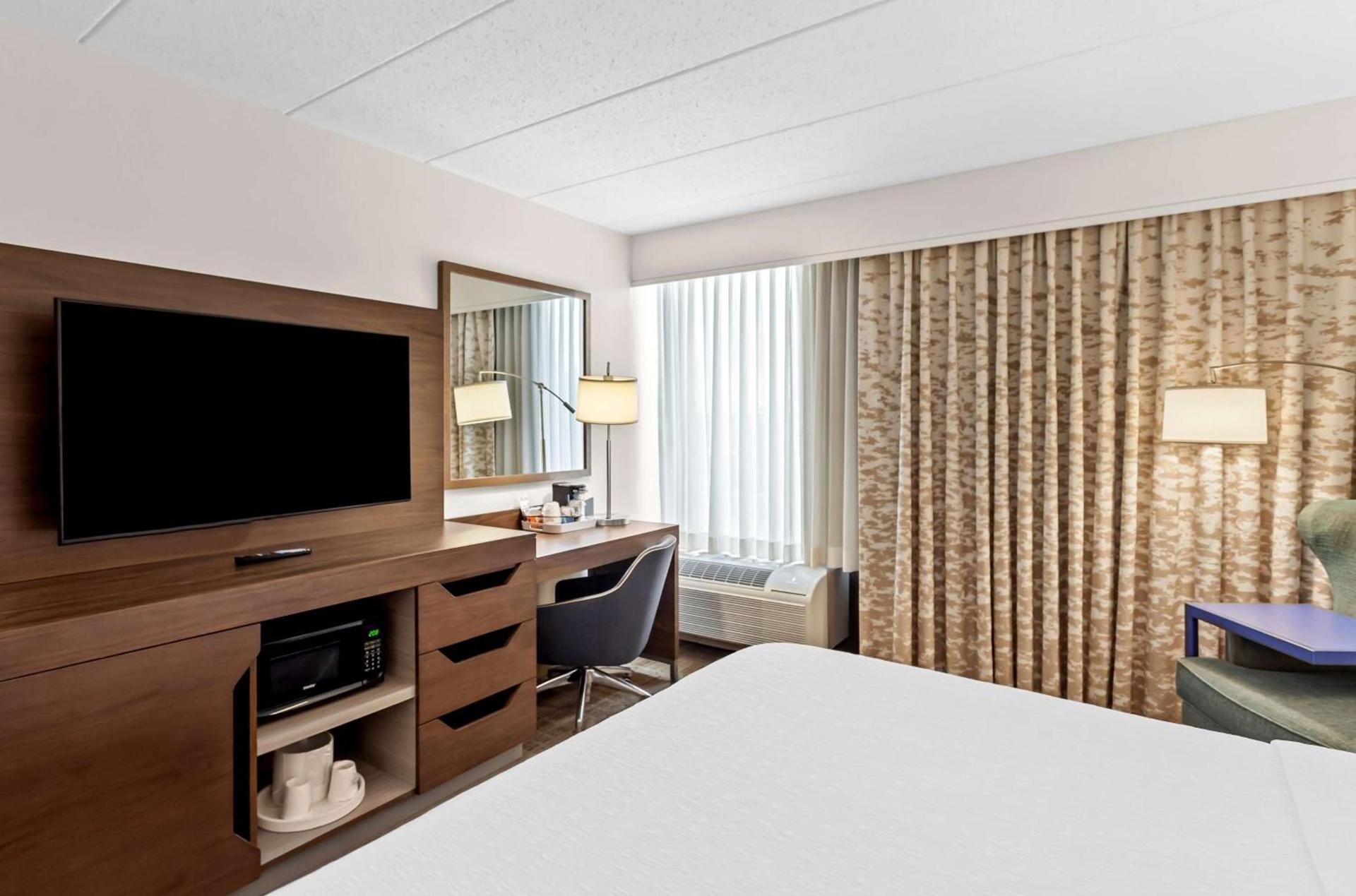 Hampton Inn Chicago-Naperville photo 35