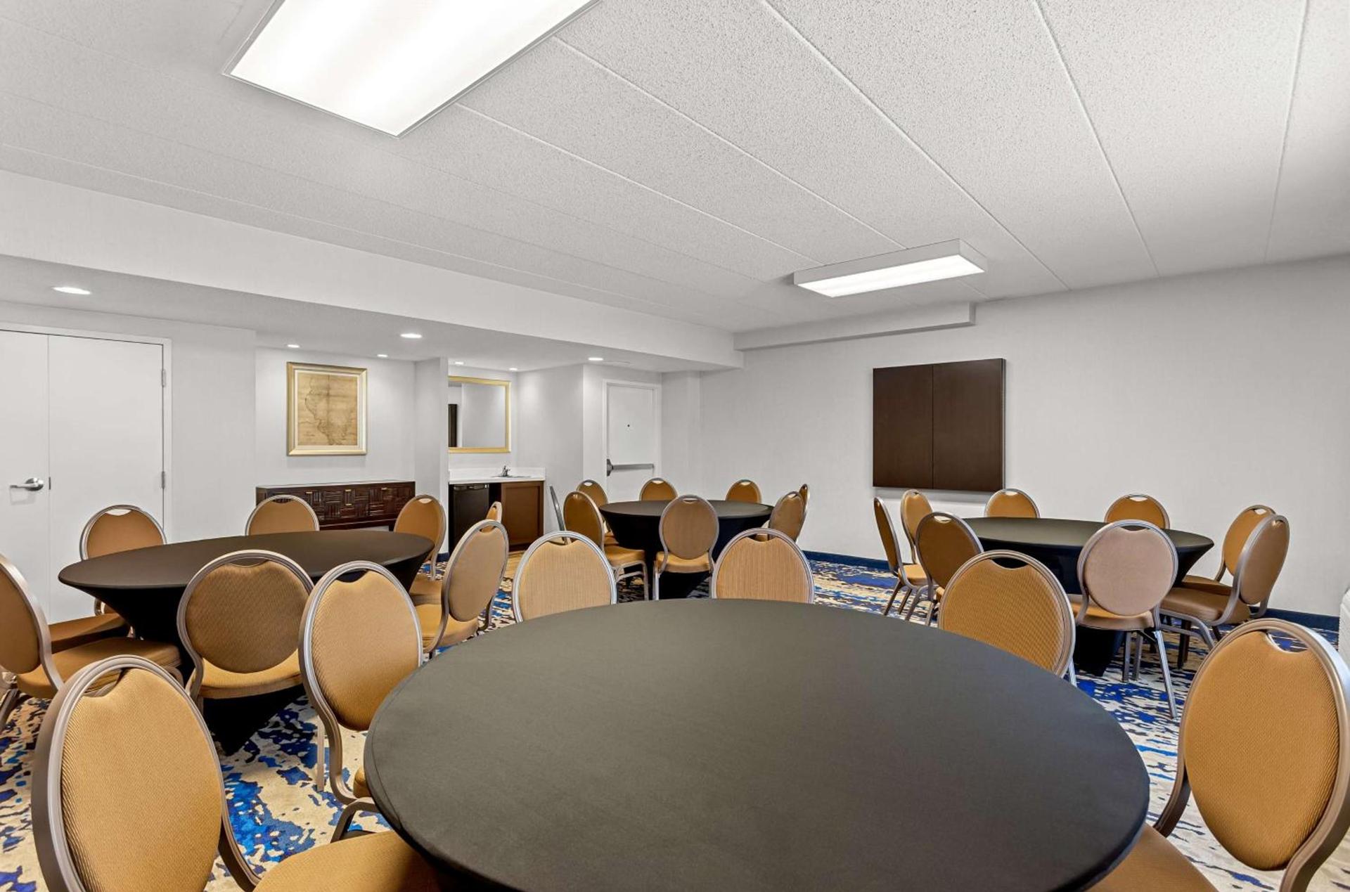 Hampton Inn Chicago-Naperville photo 37