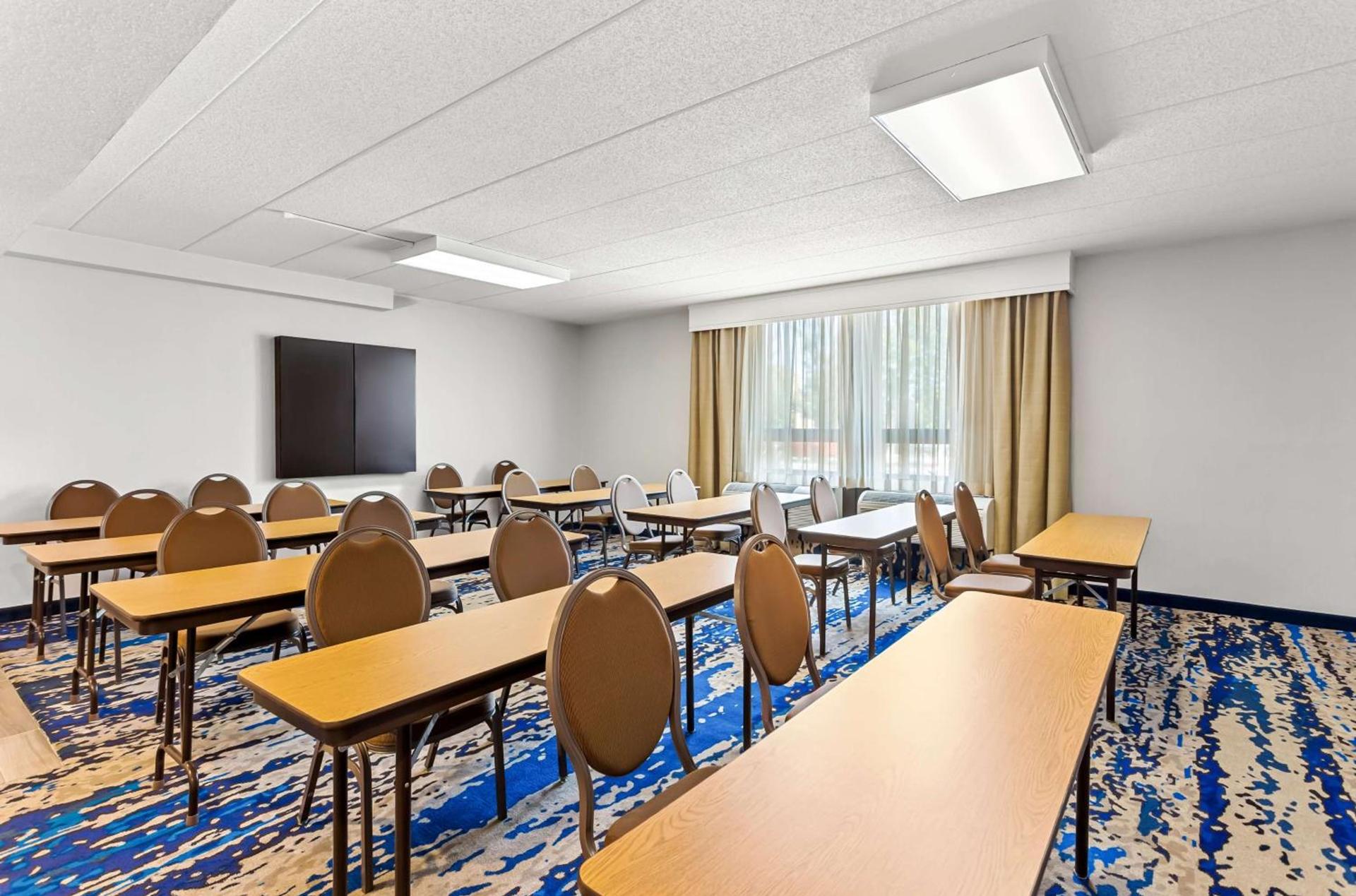 Hampton Inn Chicago-Naperville photo 39