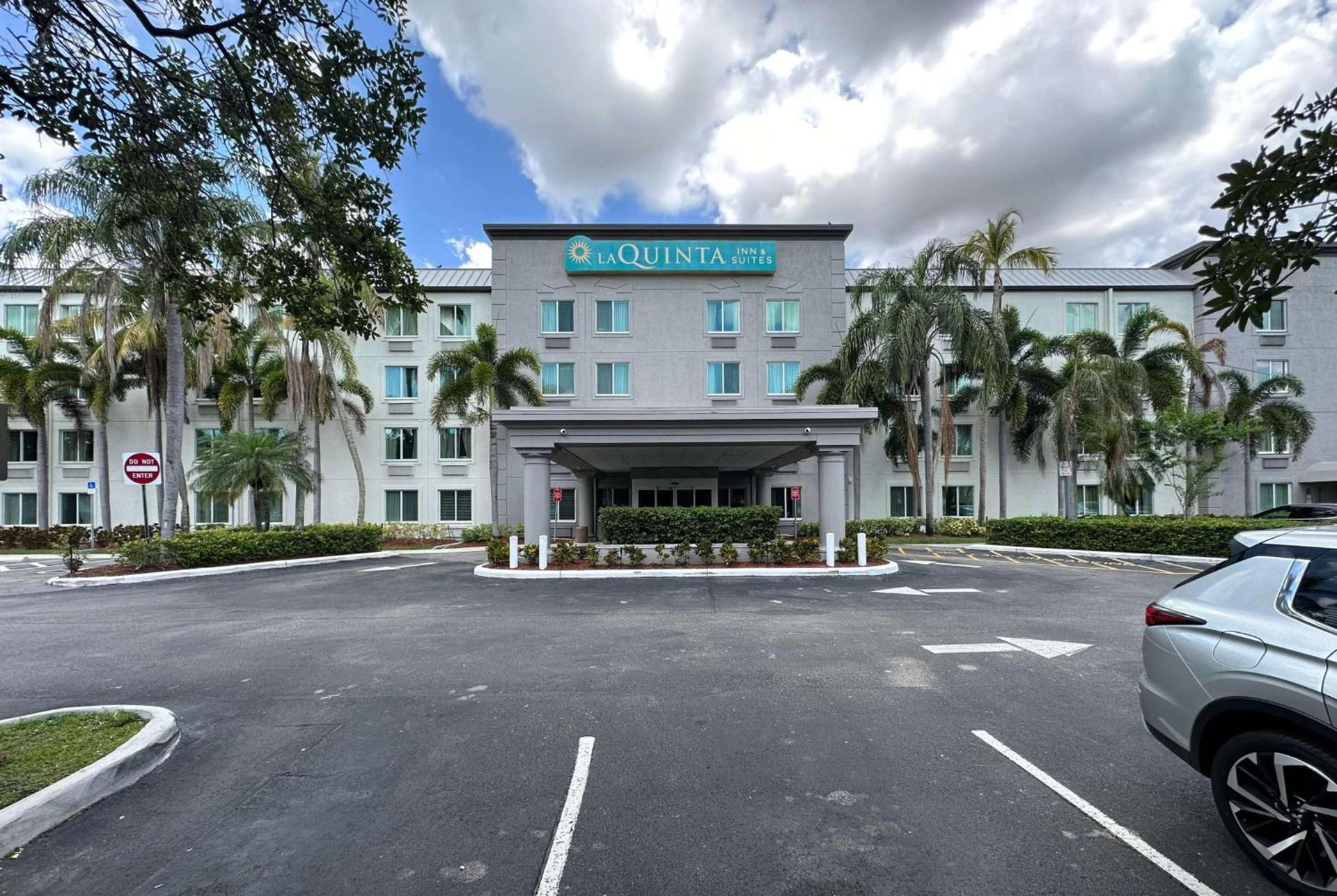 La Quinta Inn & Suites by Wyndham Sawgrass — hotel in Sunrise