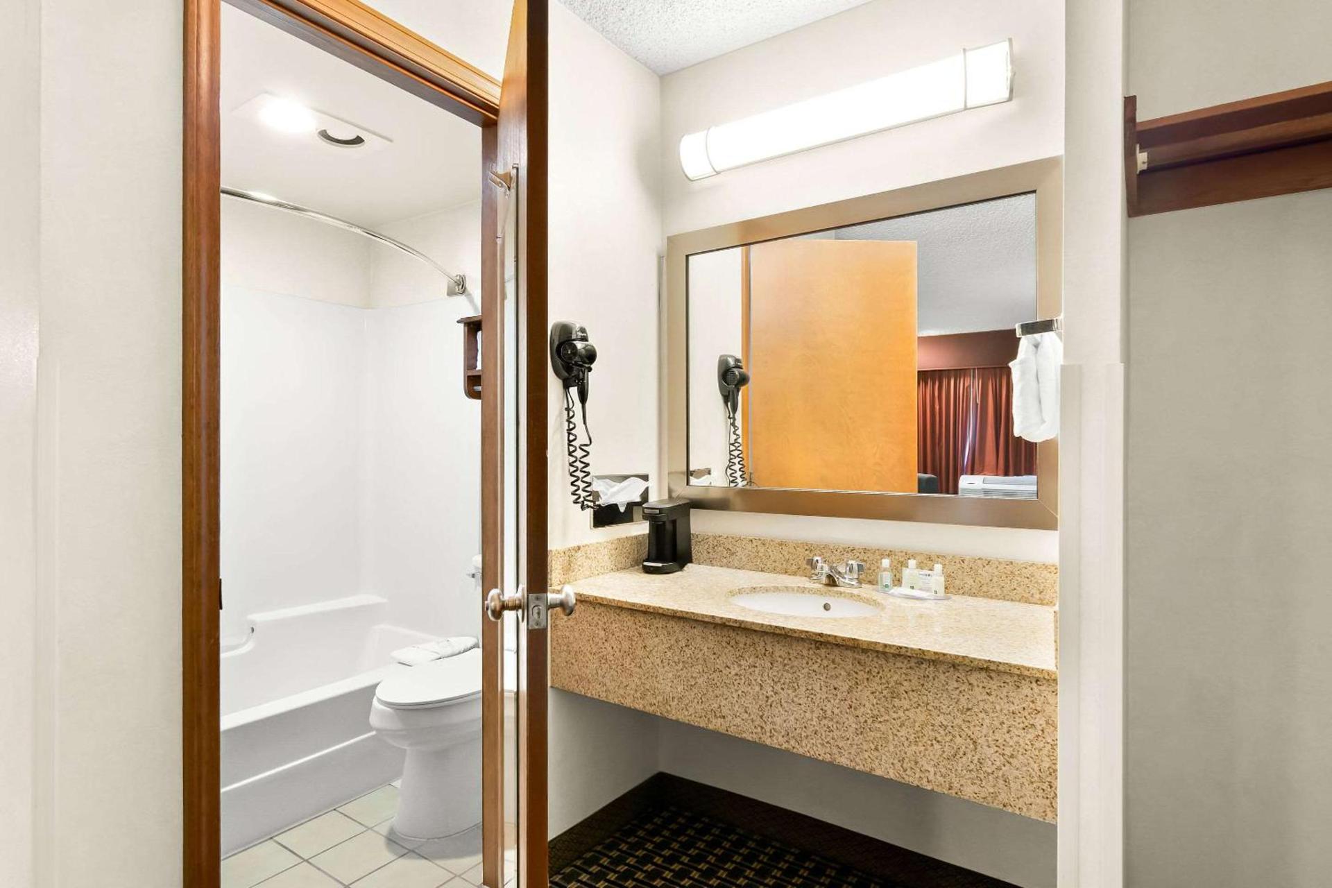 Quality Inn Mount Vernon photo 25