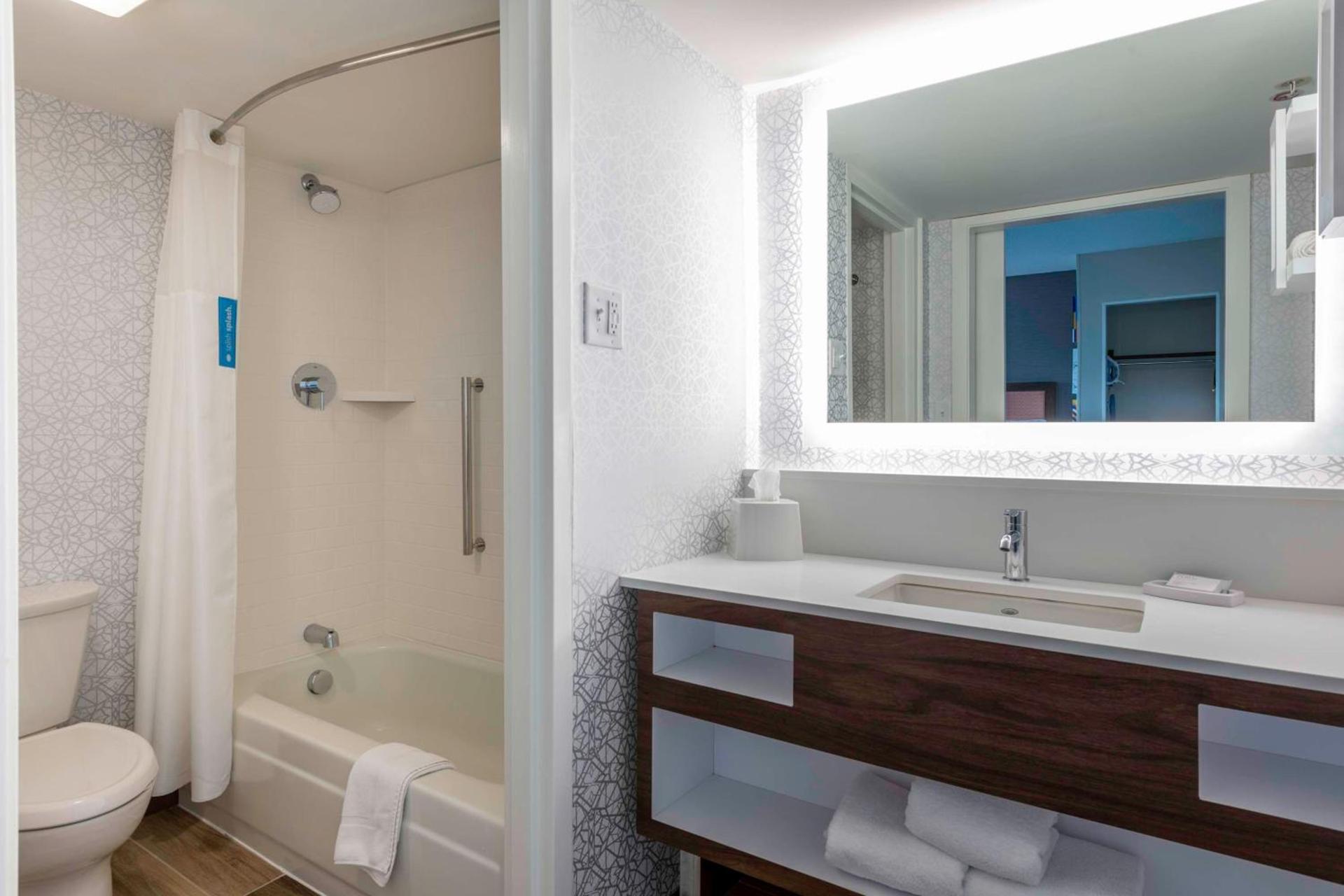 Hampton Inn Manchester Downtown photo 17