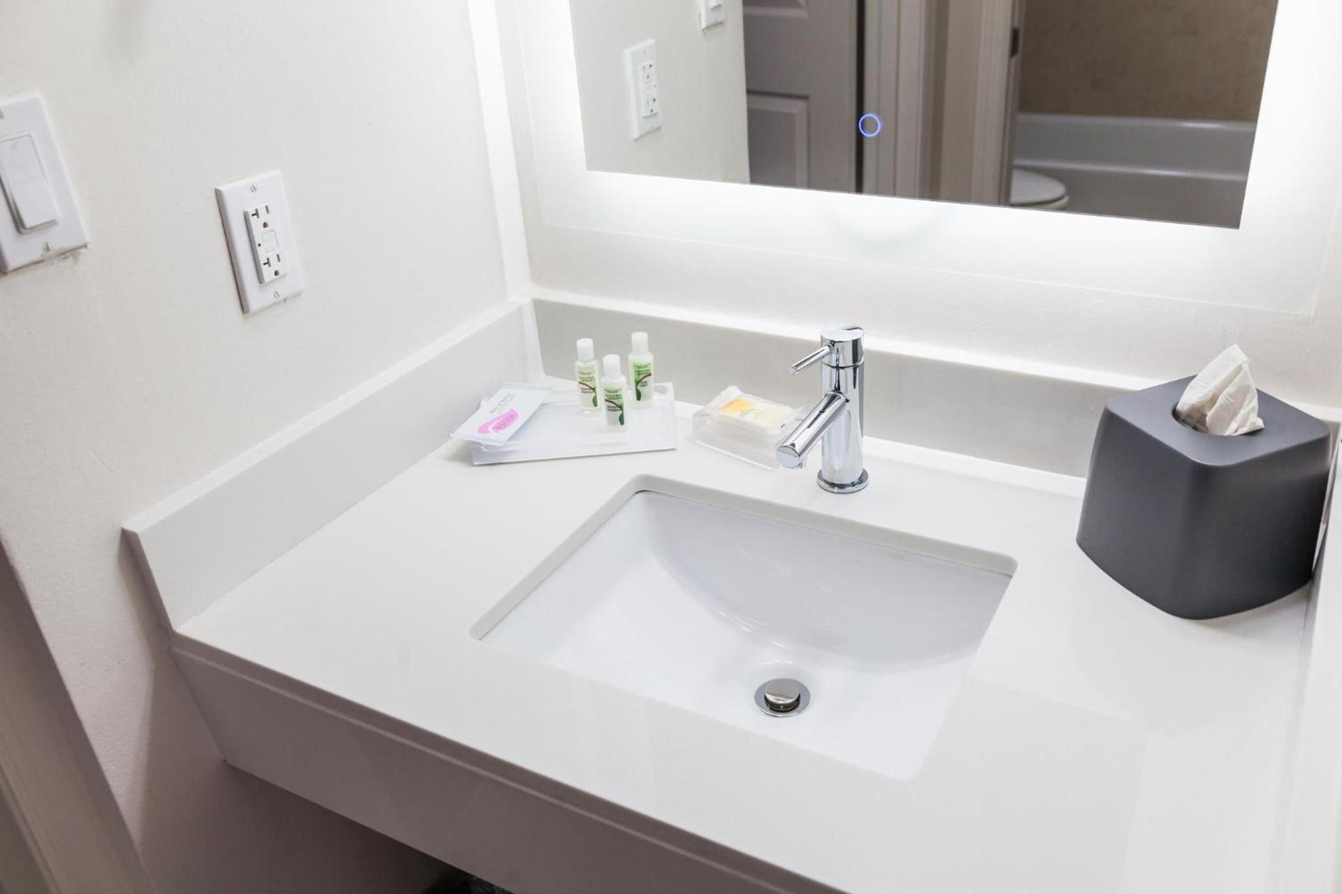 Holiday Inn & Suites Boca Raton - North photo 39
