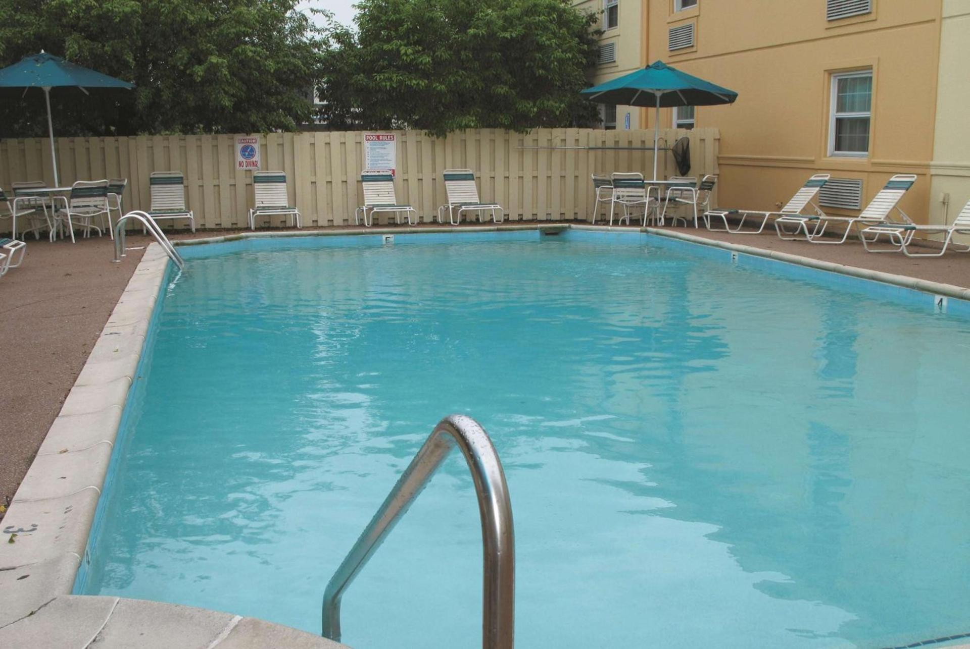 Baymont by Wyndham Indianapolis Airport Lynhurst photo 2