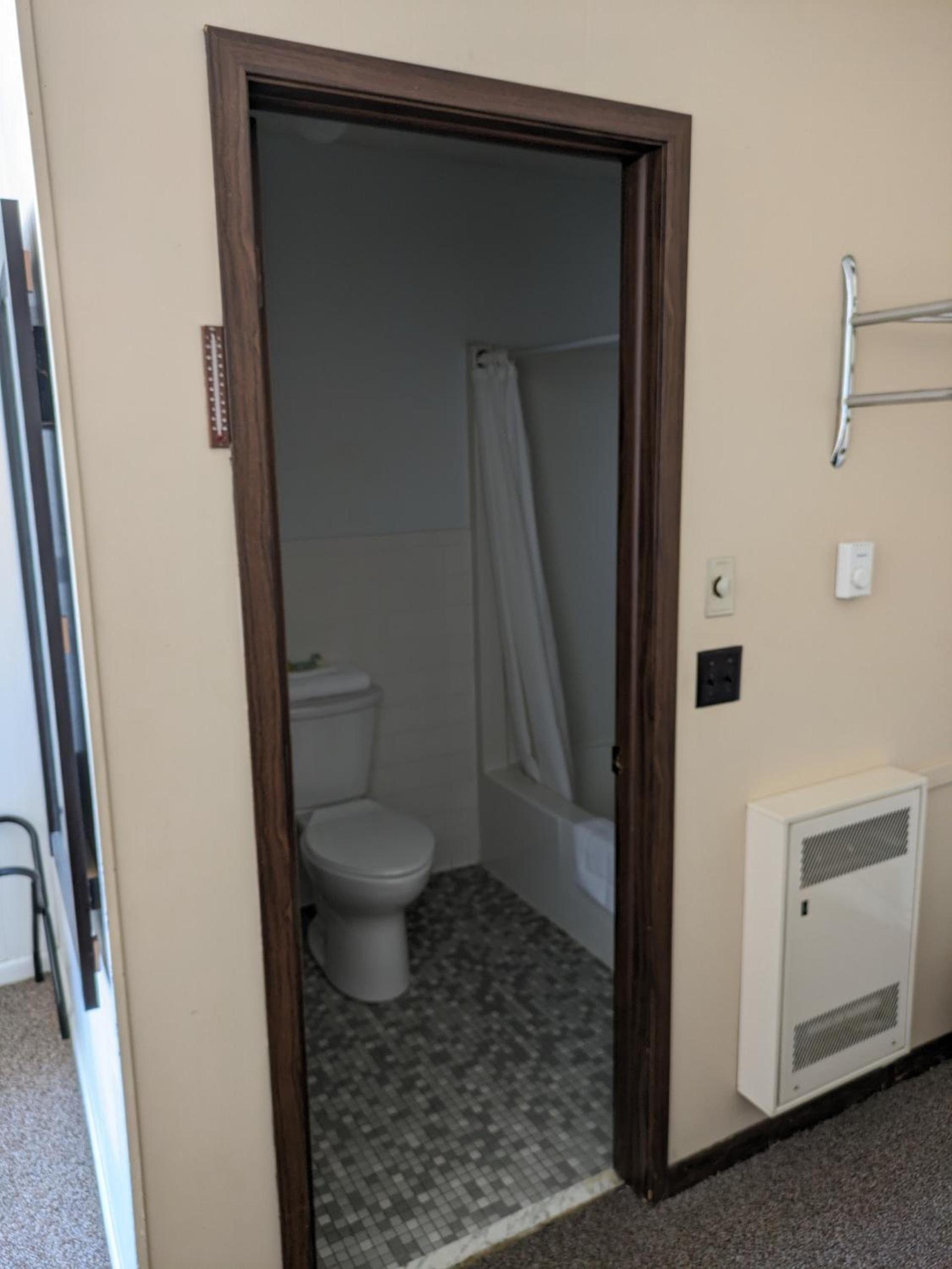 Paradise Falls Motel photo 7