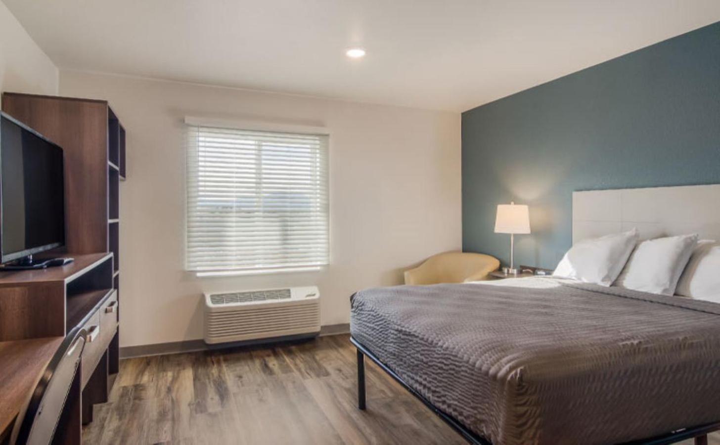 WoodSpring Suites Denver Commerce City photo 9