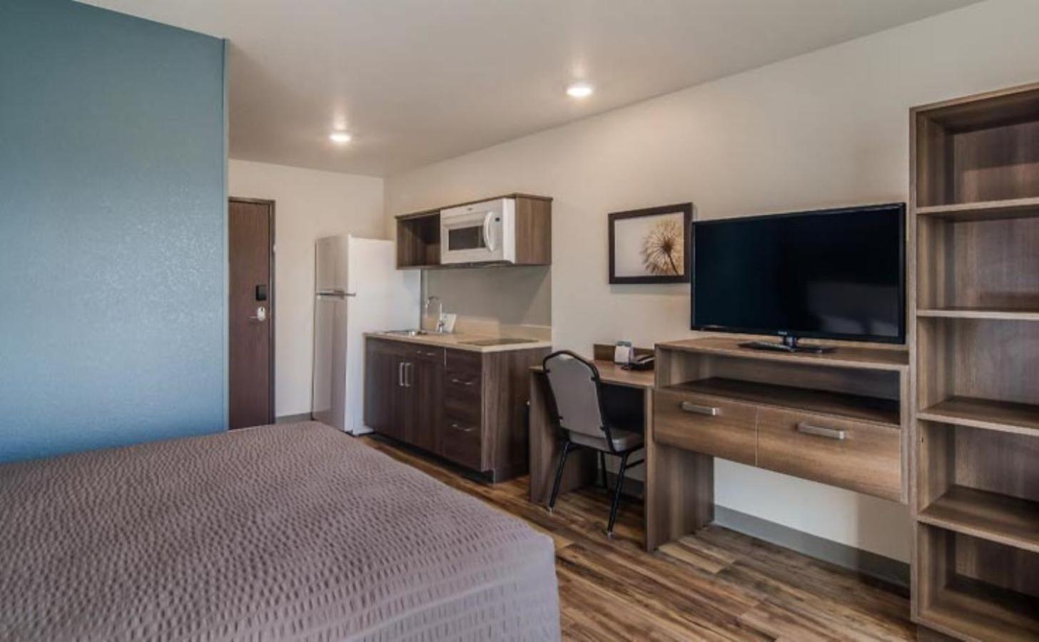WoodSpring Suites Denver Commerce City photo 12