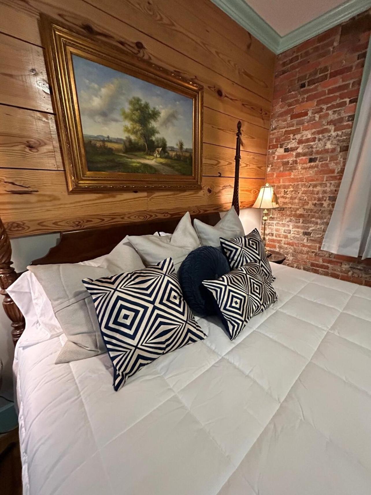 Chipley's Squareview Inn photo 92