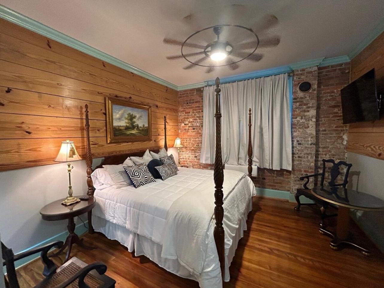 Chipley's Squareview Inn photo 56