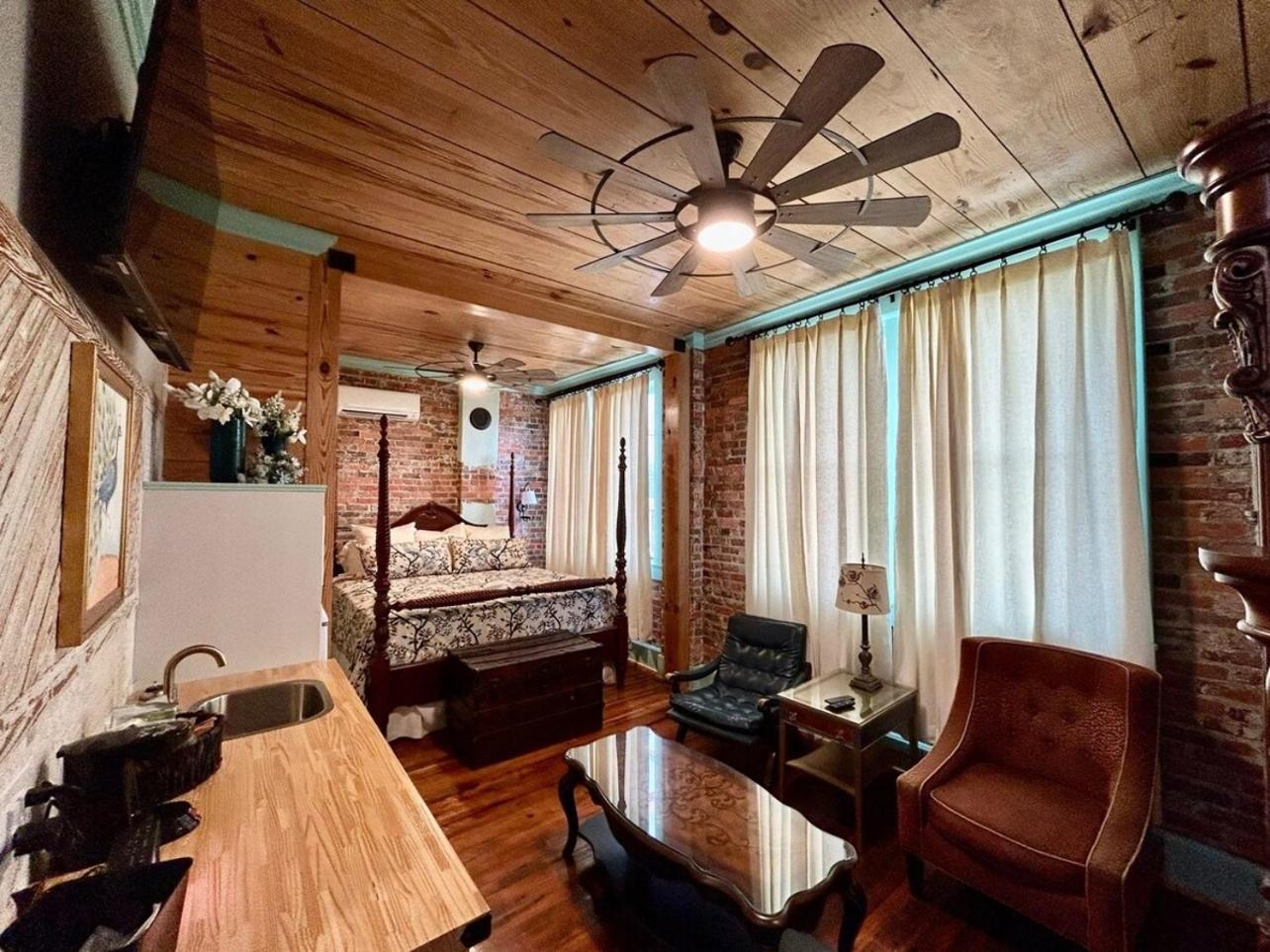 Chipley's Squareview Inn photo 78