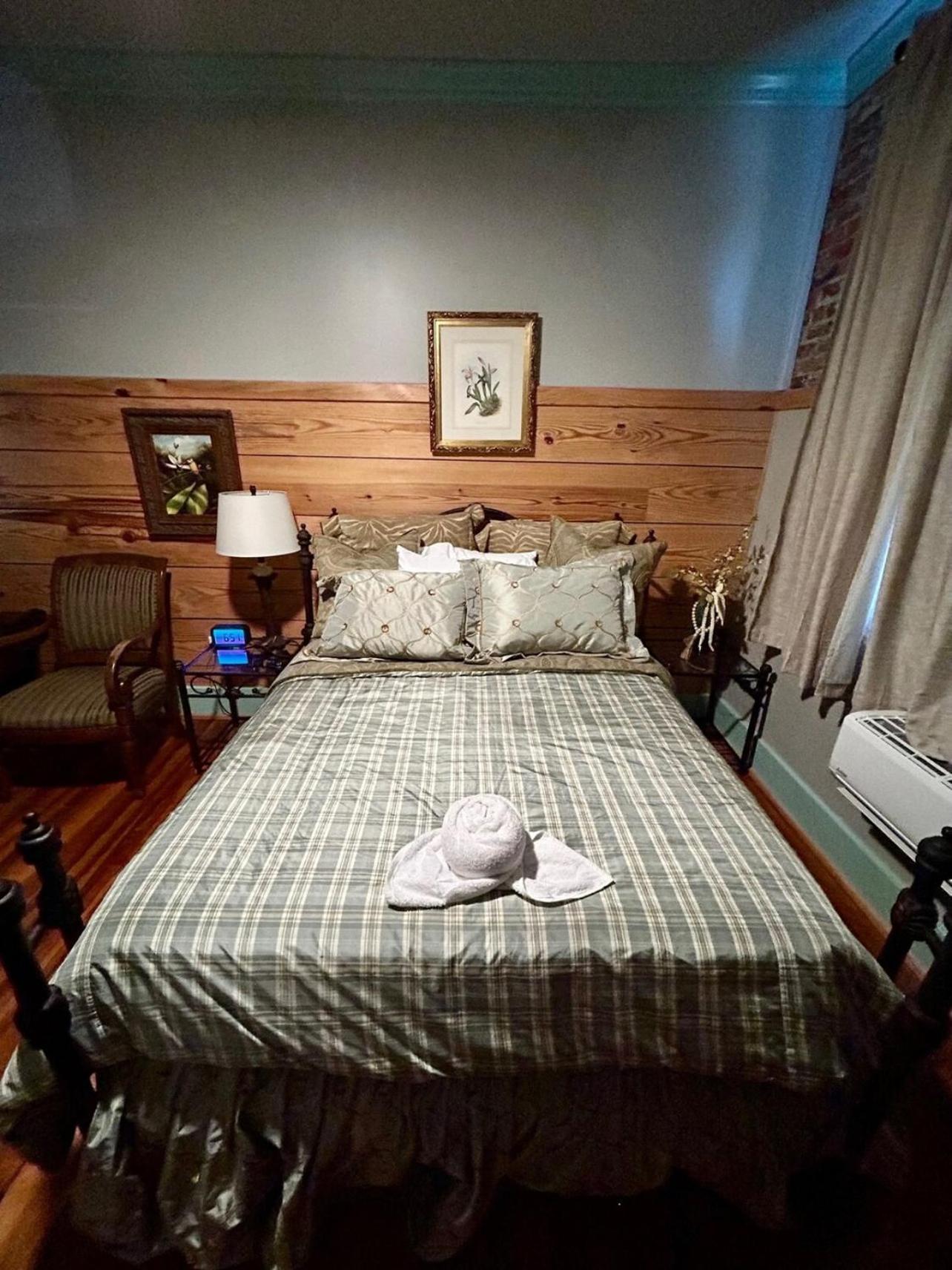Chipley's Squareview Inn photo 62