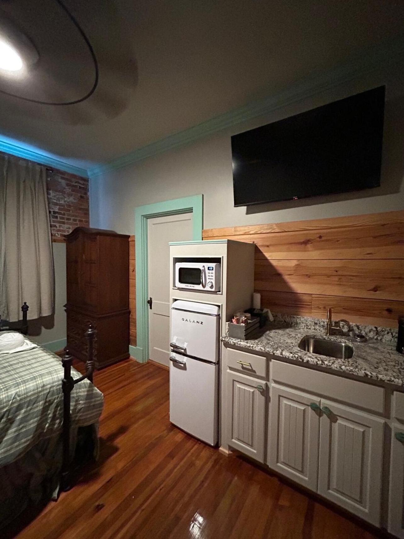 Chipley's Squareview Inn photo 87