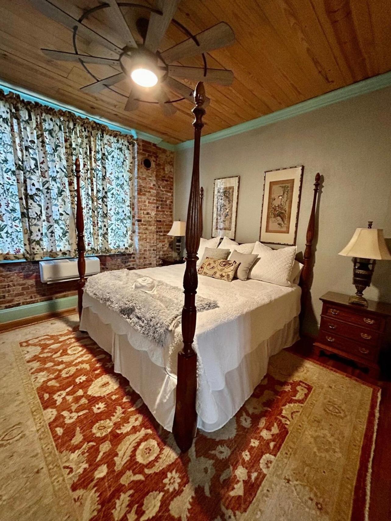 Chipley's Squareview Inn photo 77
