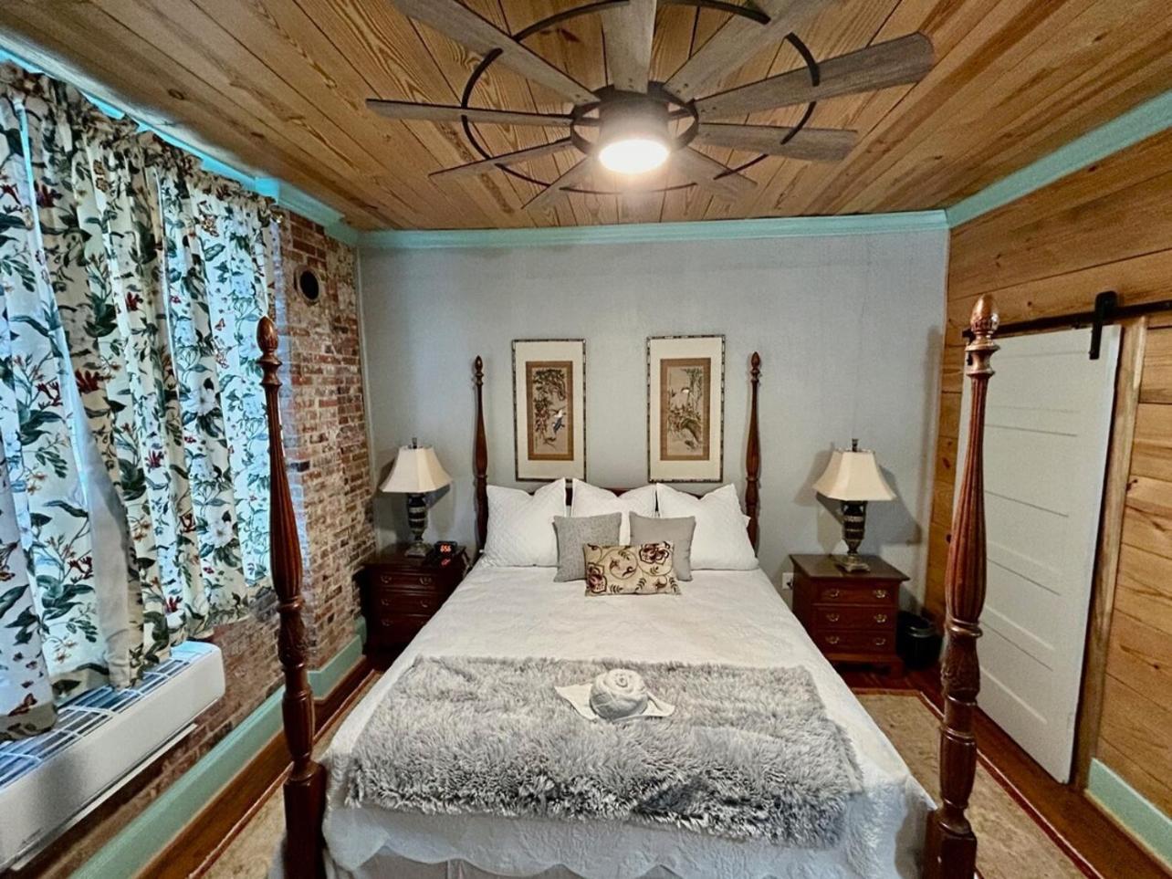 Chipley's Squareview Inn photo 70