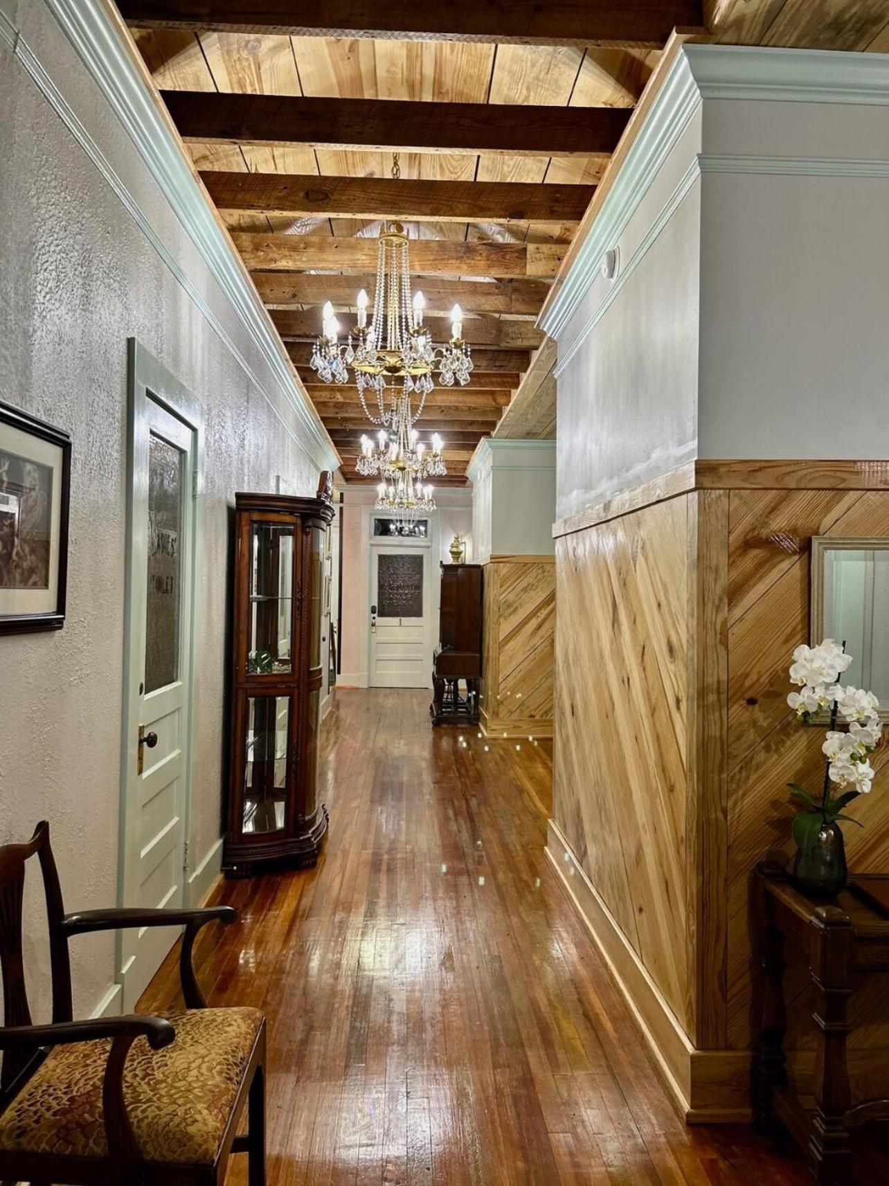 Chipley's Squareview Inn photo 6