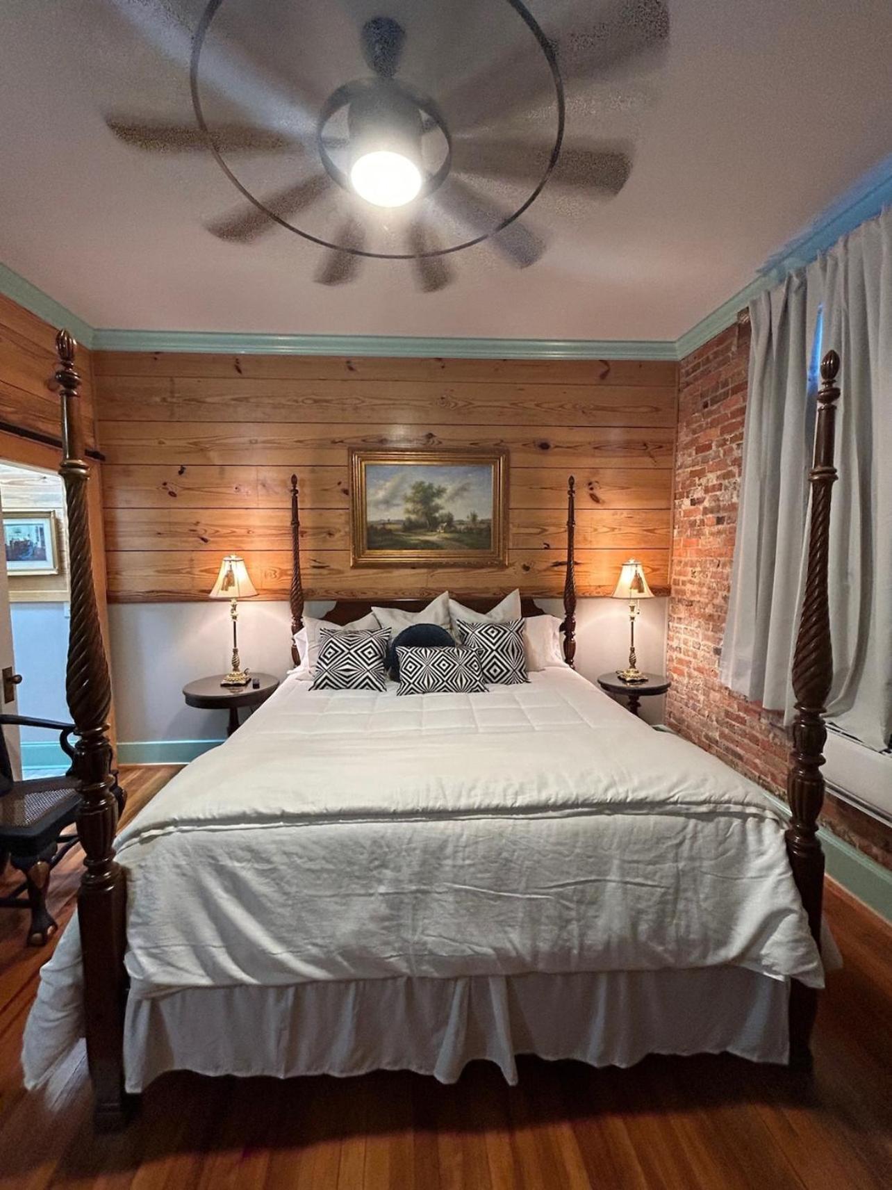 Chipley's Squareview Inn photo 14