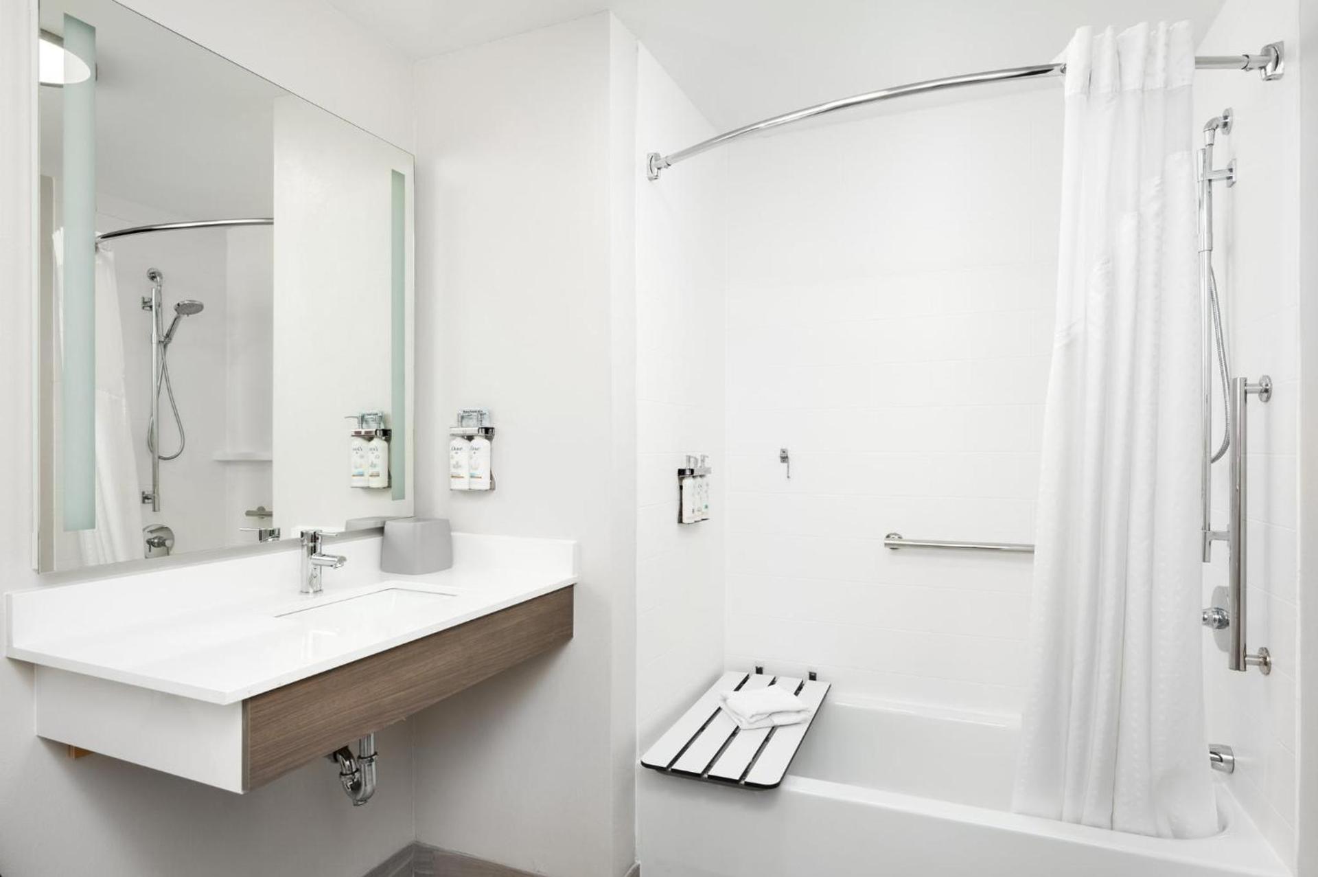 Holiday Inn Express Hotel & Suites Newport South by IHG photo 49