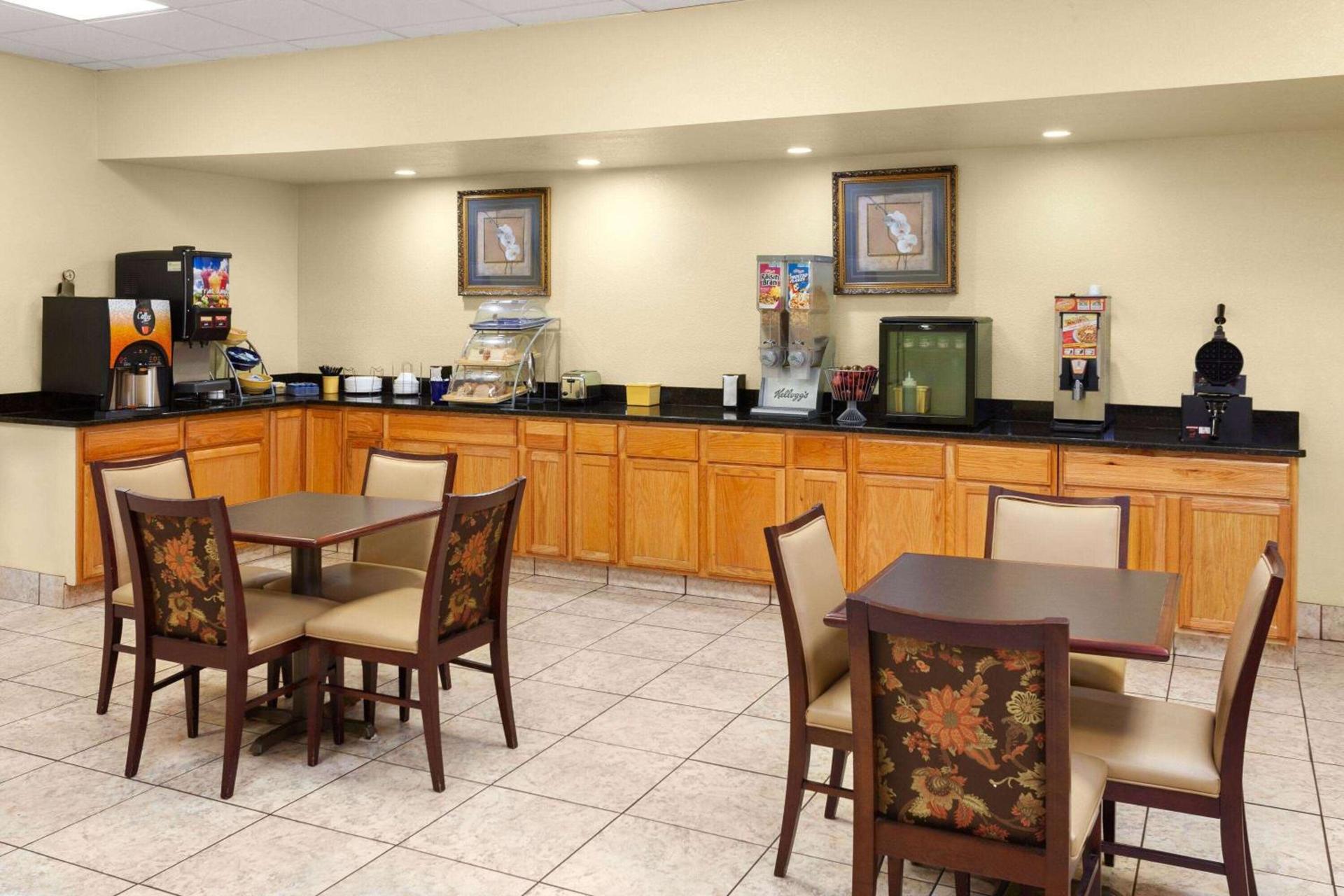 Days Inn by Wyndham Shelby photo 20