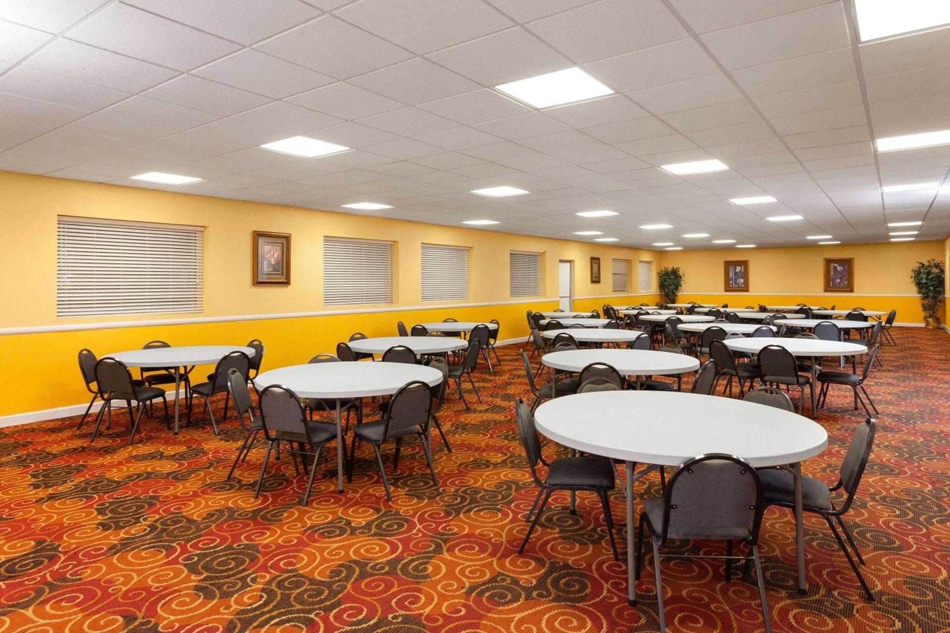 Days Inn by Wyndham Shelby photo 25