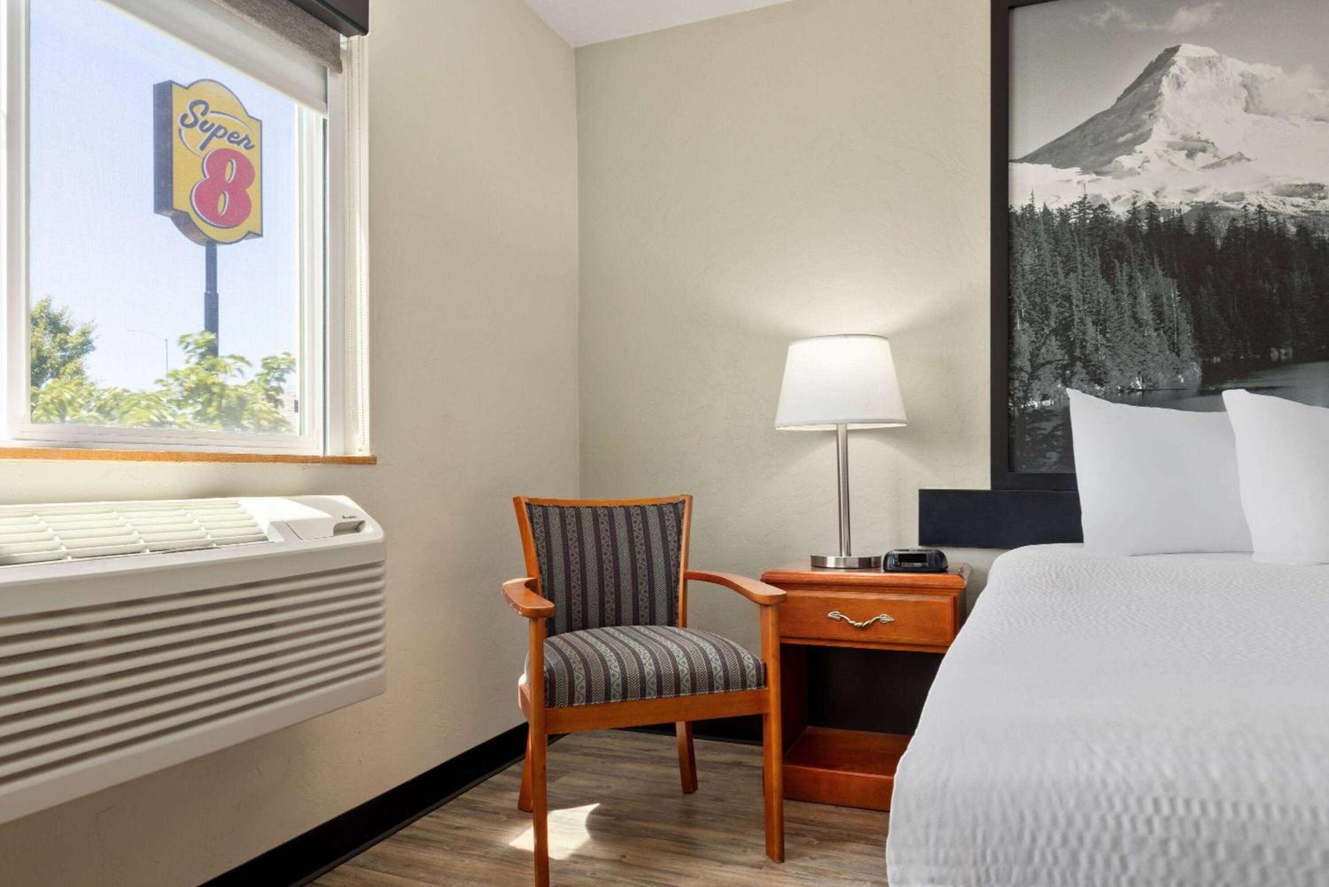 Super 8 by Wyndham Roseburg photo 12