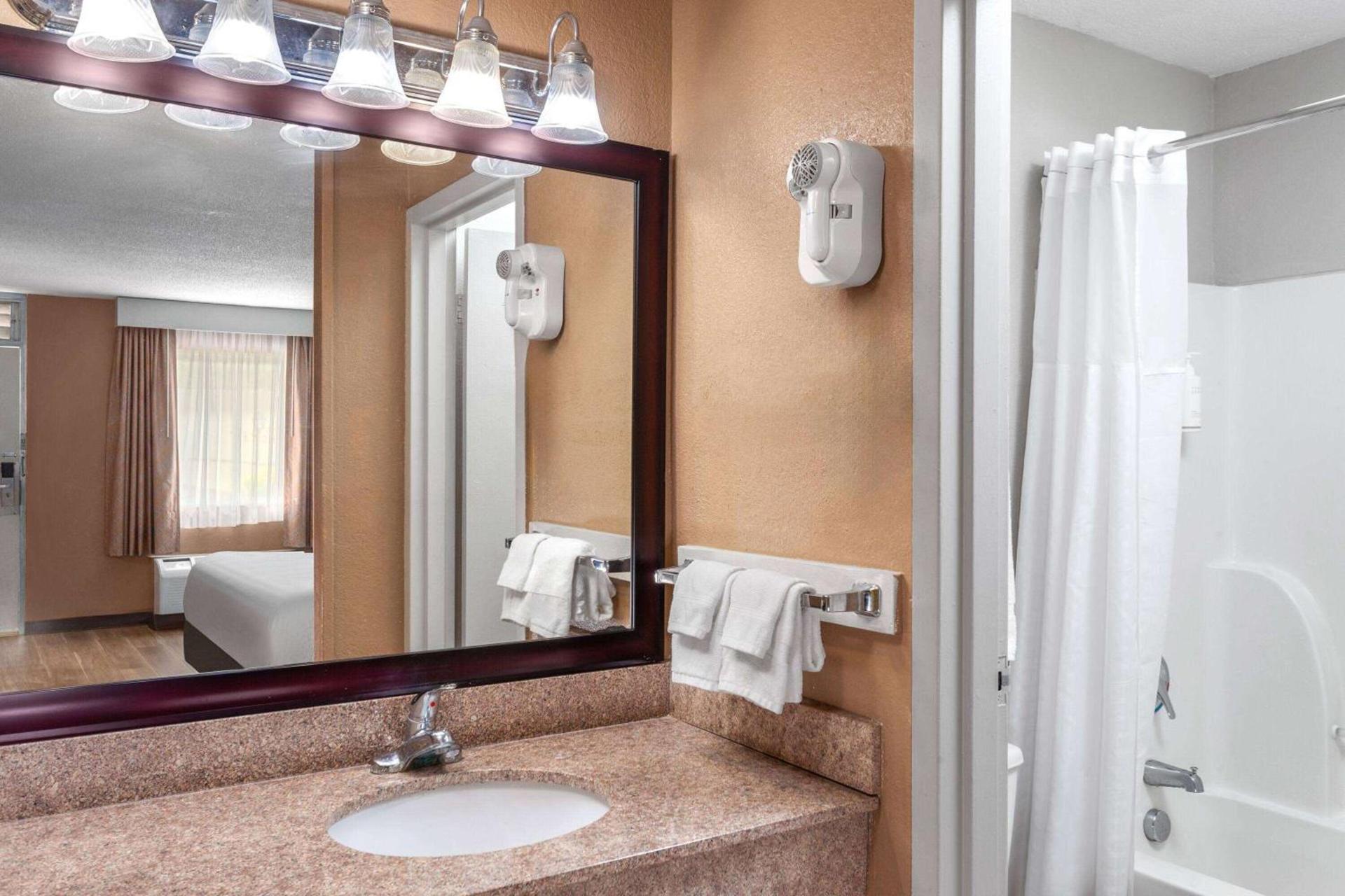 Days Inn by Wyndham Shelby photo 17