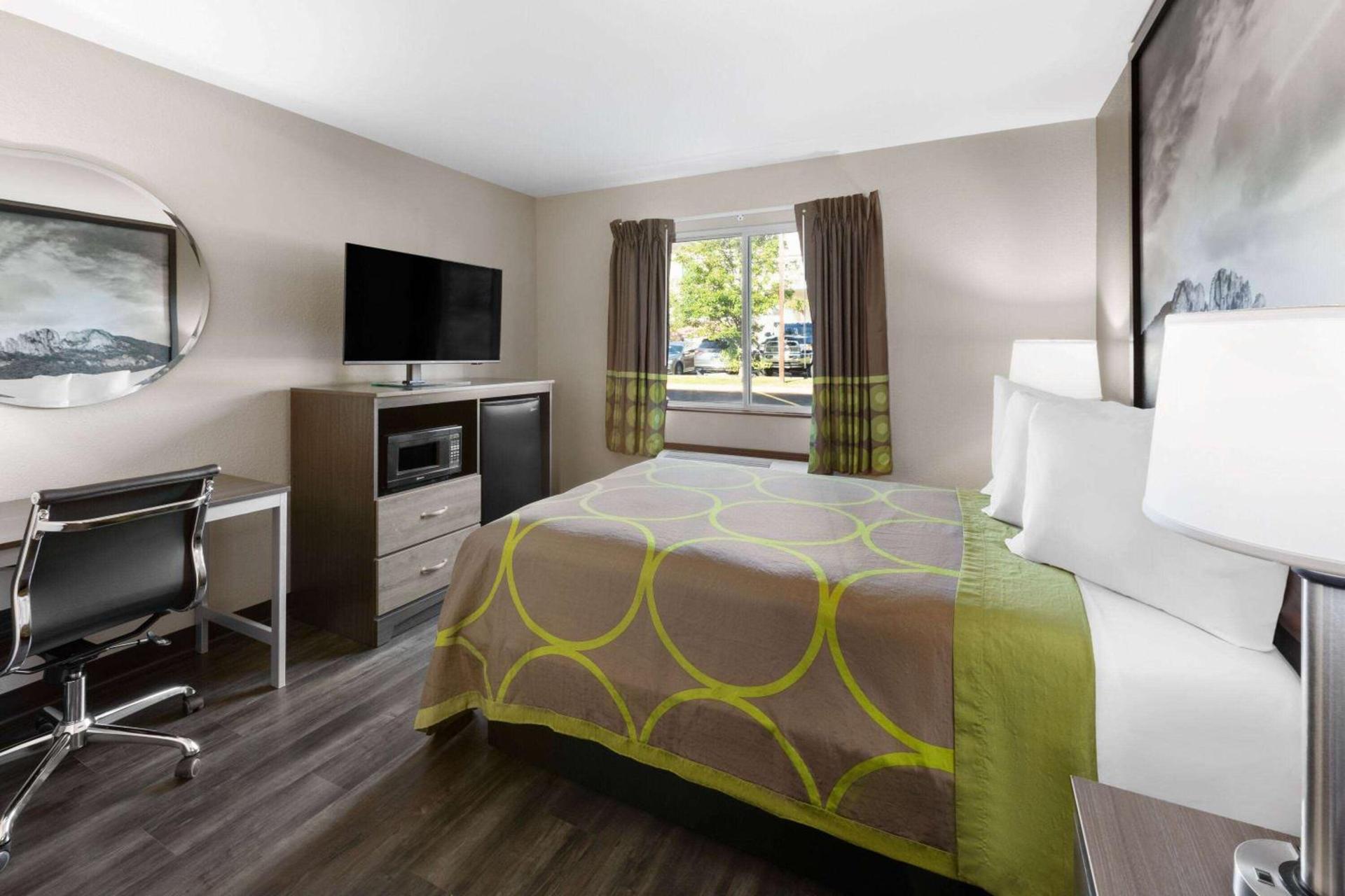 Super 8 by Wyndham Fairmont photo 8
