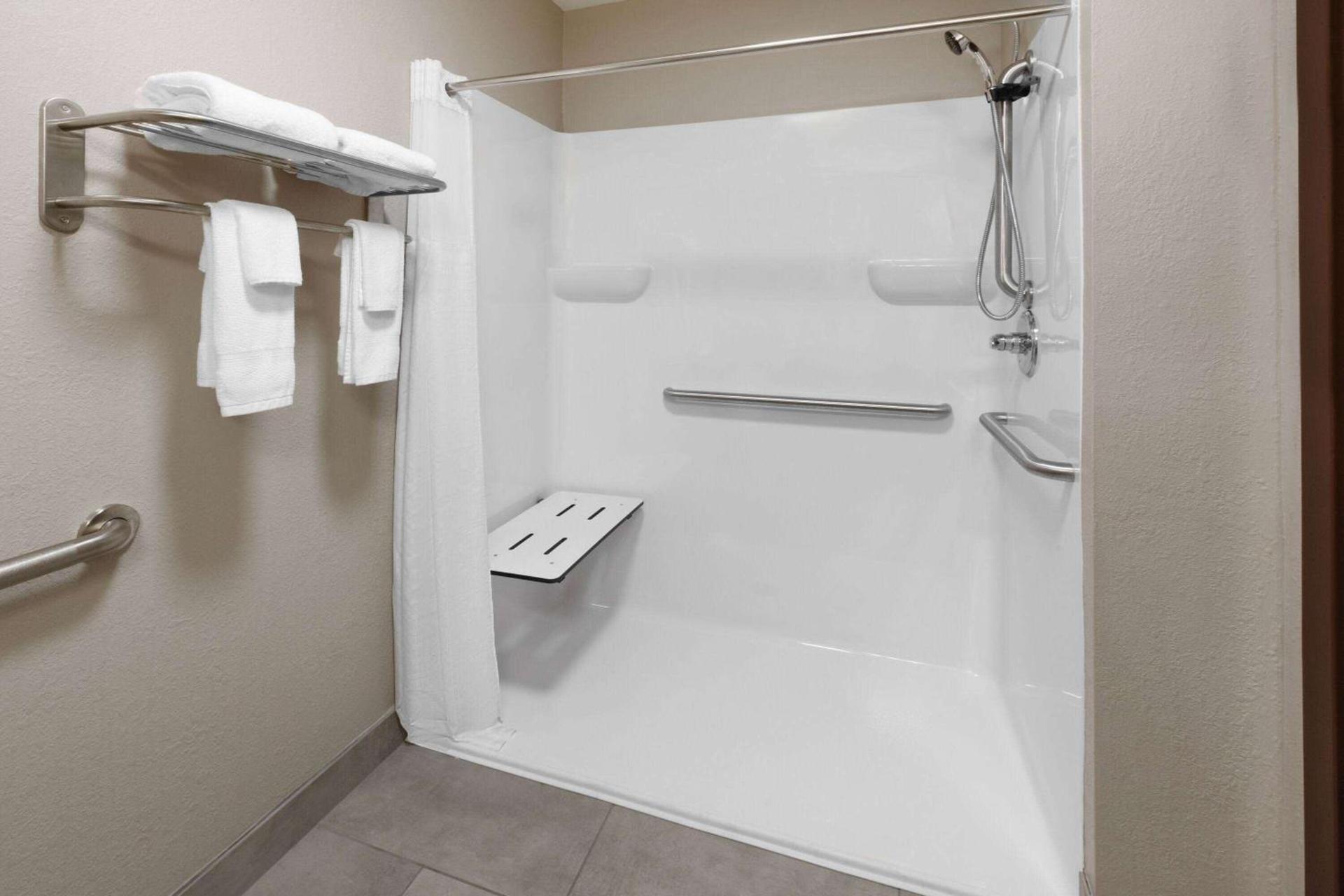 Super 8 by Wyndham Fairmont photo 16