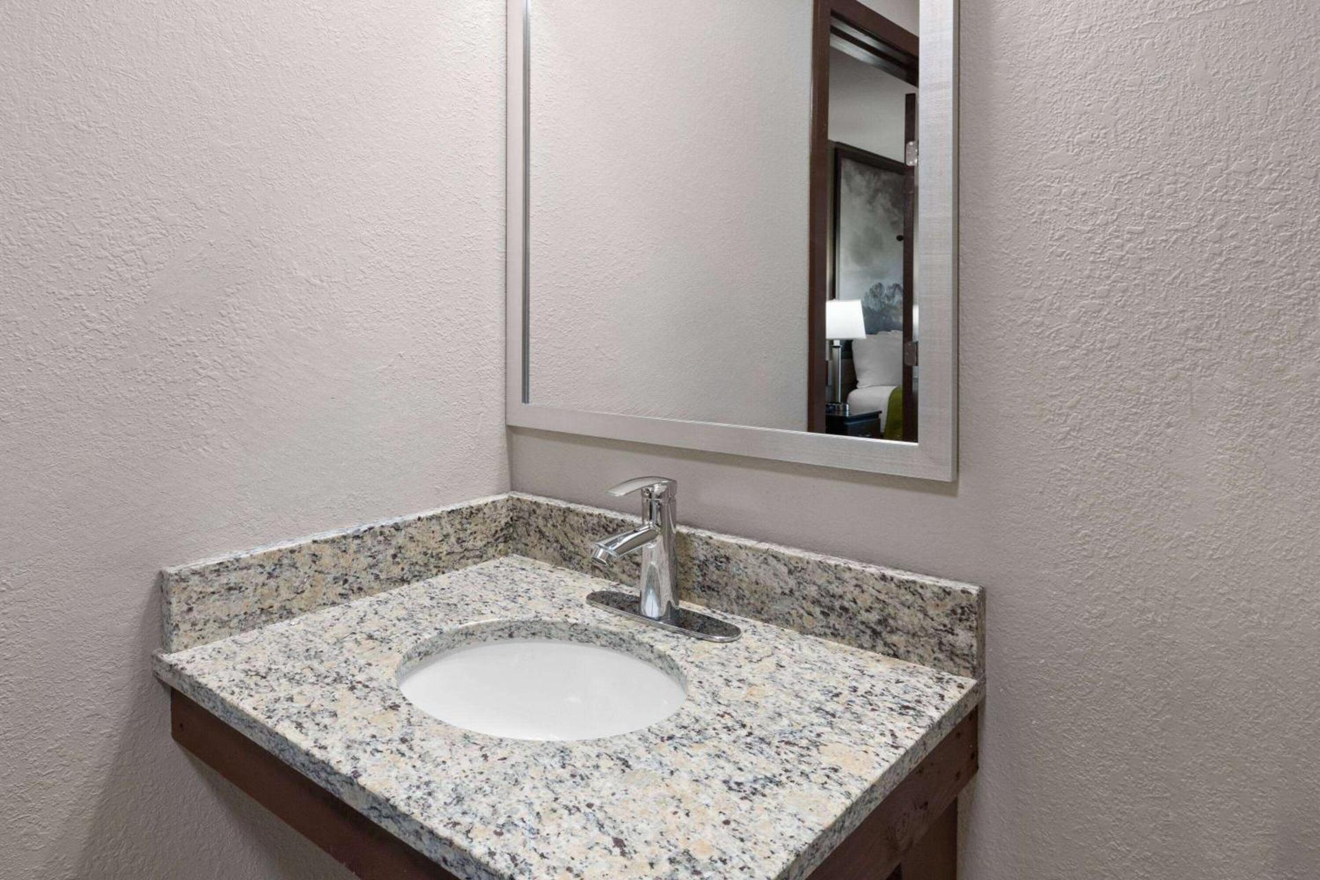 Super 8 by Wyndham Fairmont photo 15