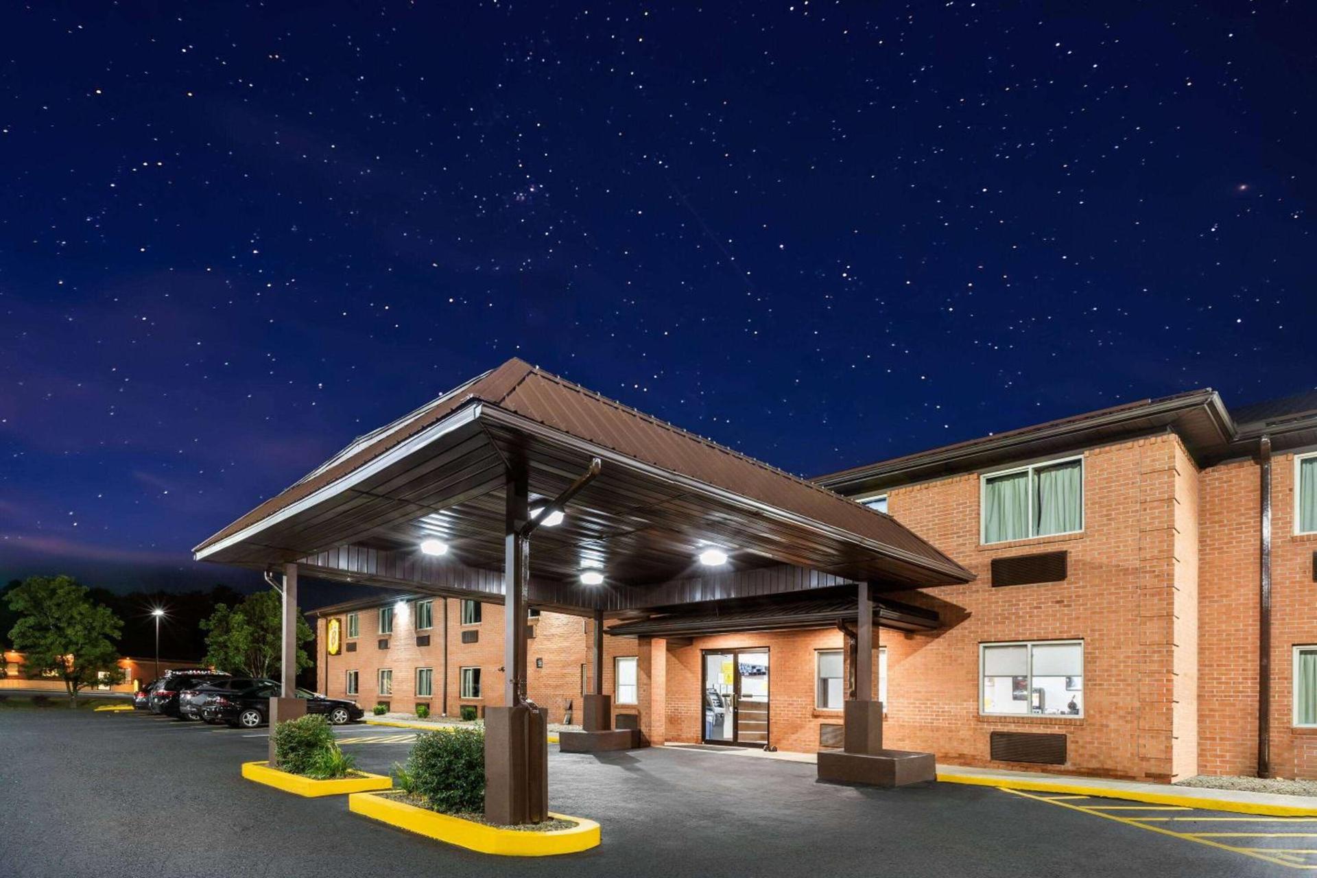 Super 8 by Wyndham Fairmont photo 2