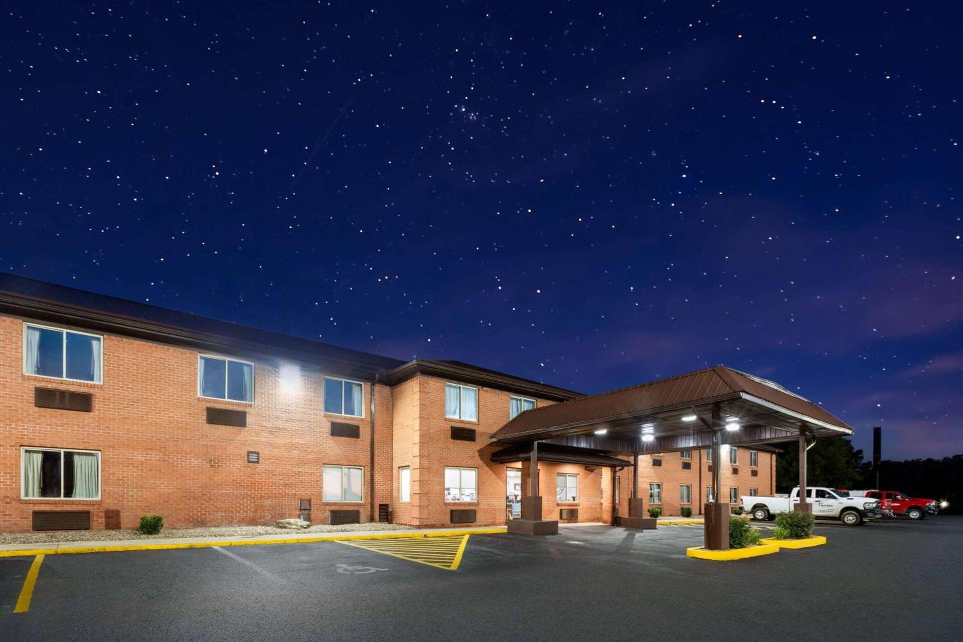 Super 8 by Wyndham Fairmont — hotel in Fairmont