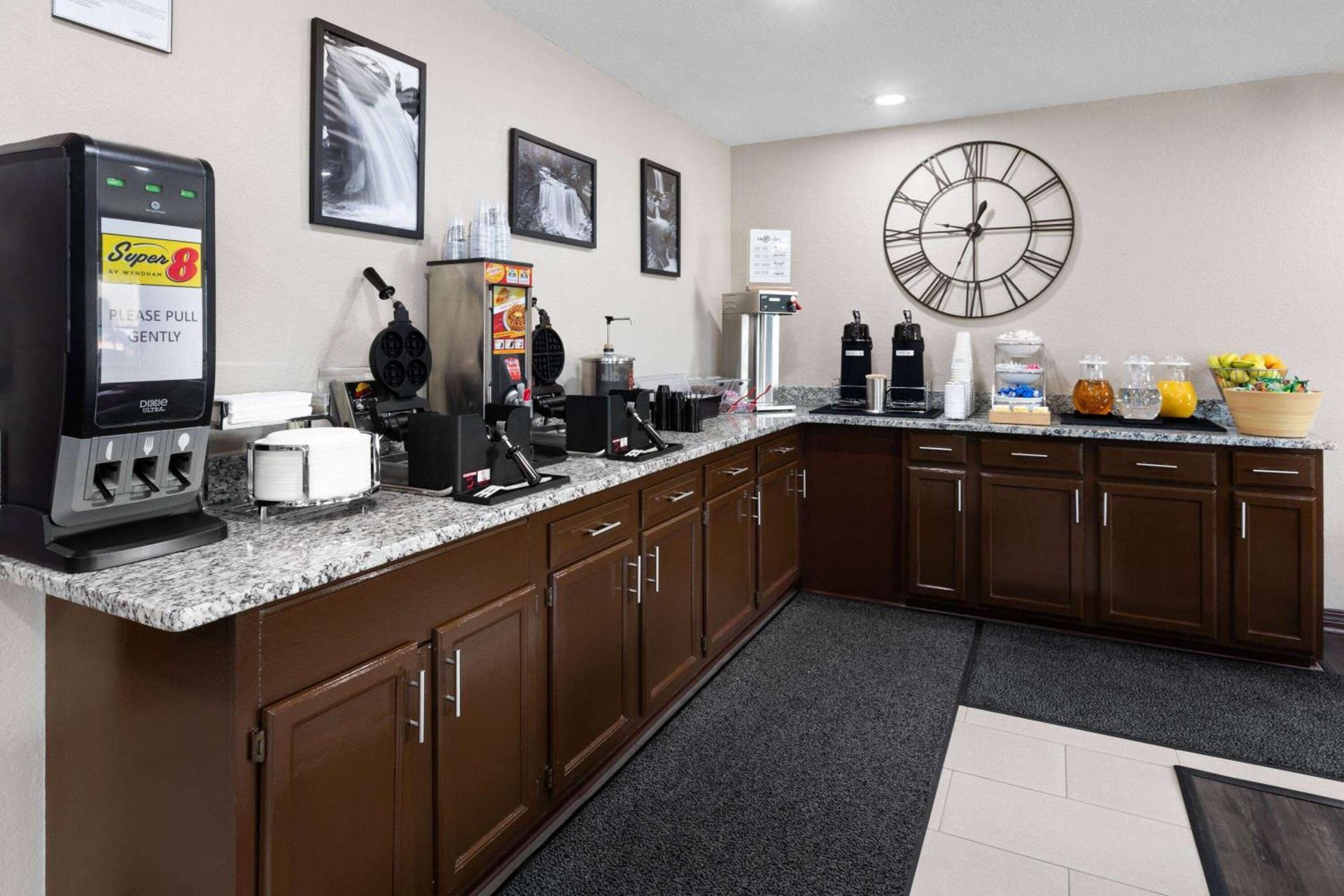Super 8 by Wyndham Fairmont photo 29