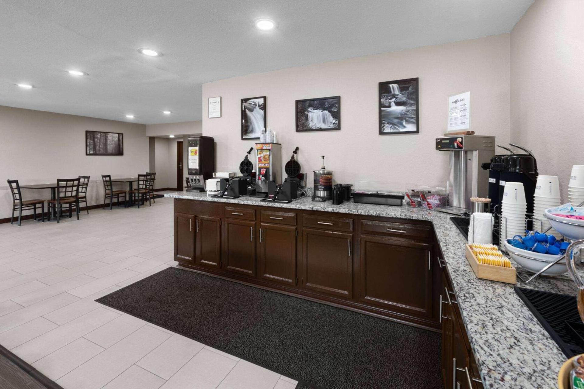 Super 8 by Wyndham Fairmont photo 28