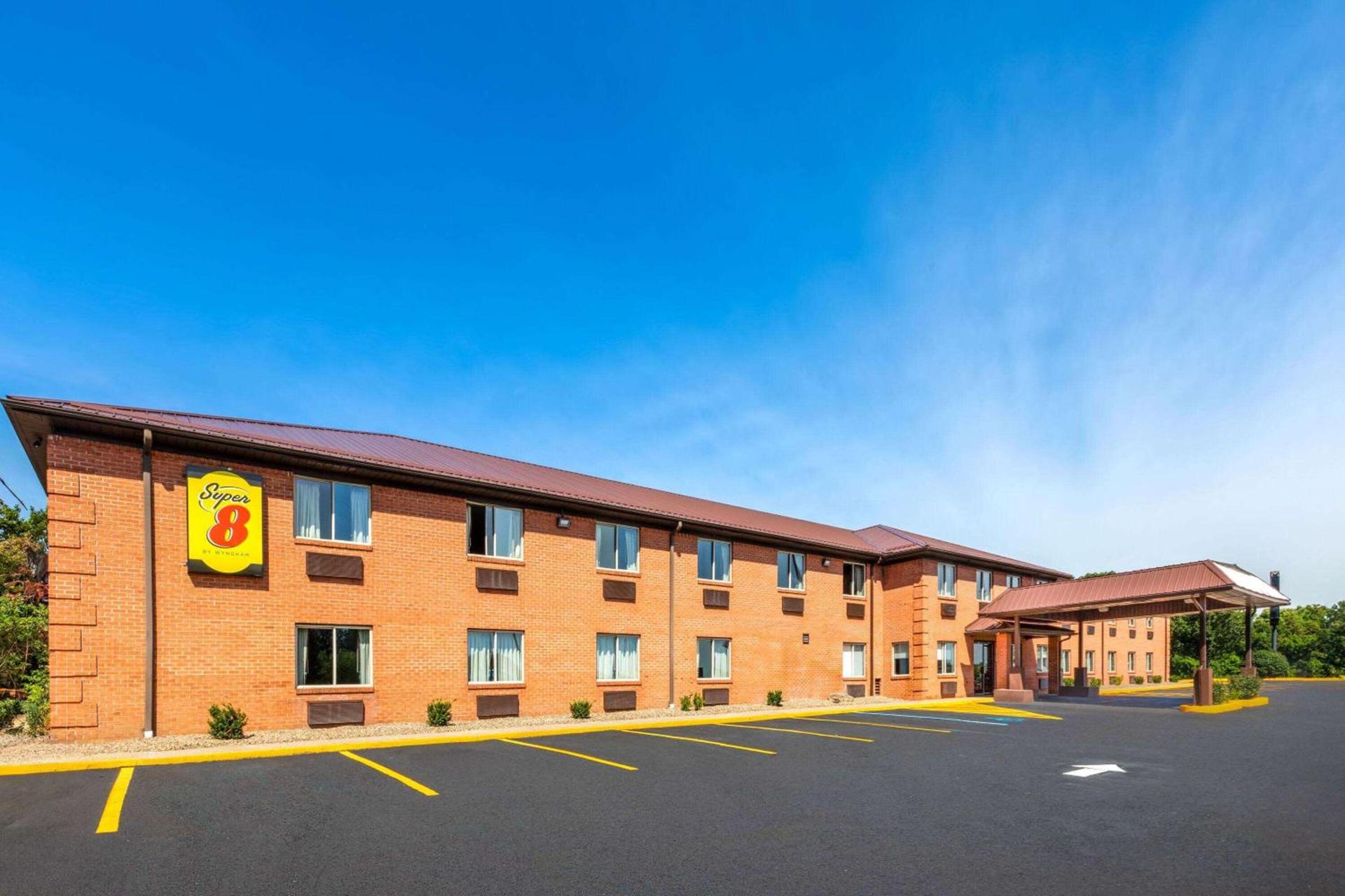 Super 8 by Wyndham Fairmont photo 3