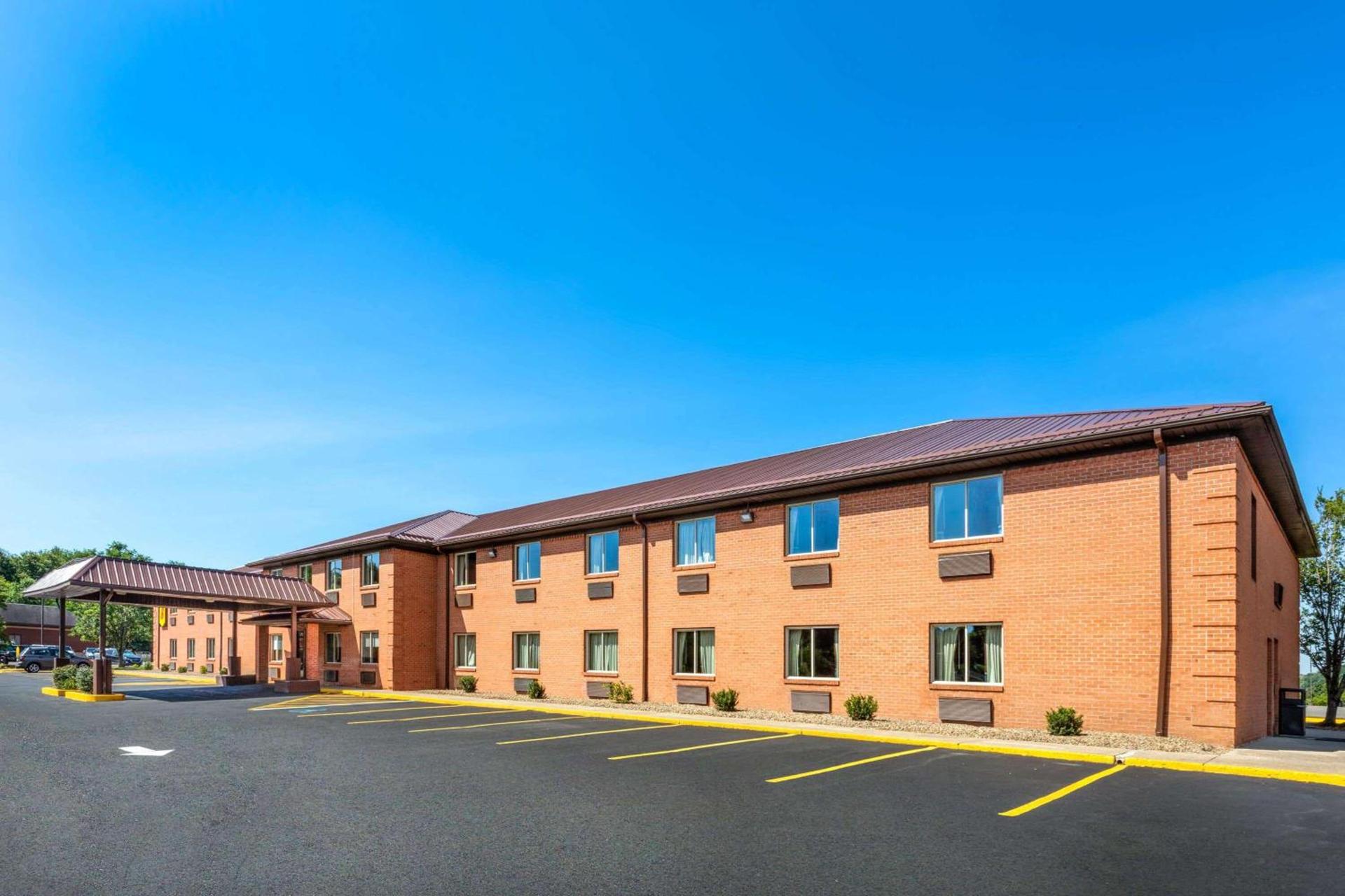Super 8 by Wyndham Fairmont photo 4