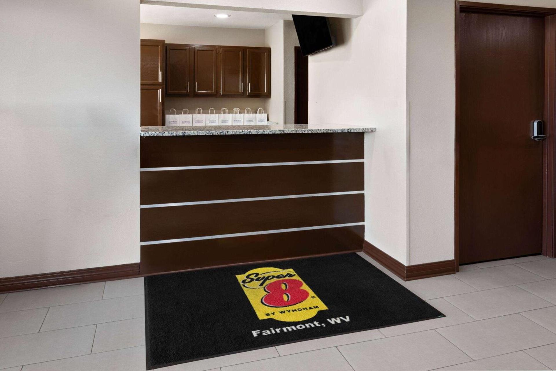 Super 8 by Wyndham Fairmont photo 7