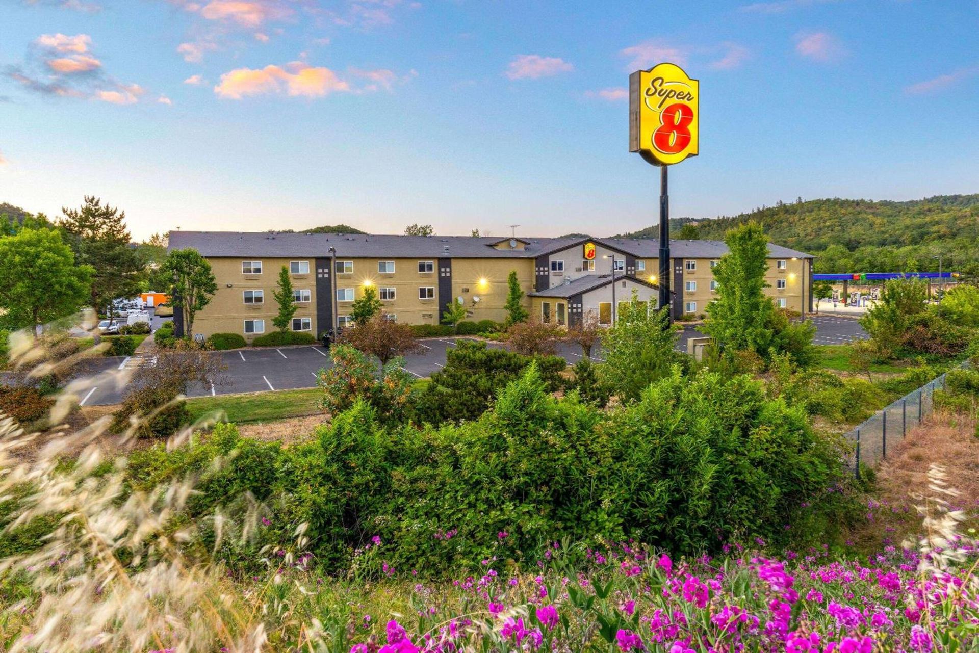 Super 8 by Wyndham Roseburg photo 4