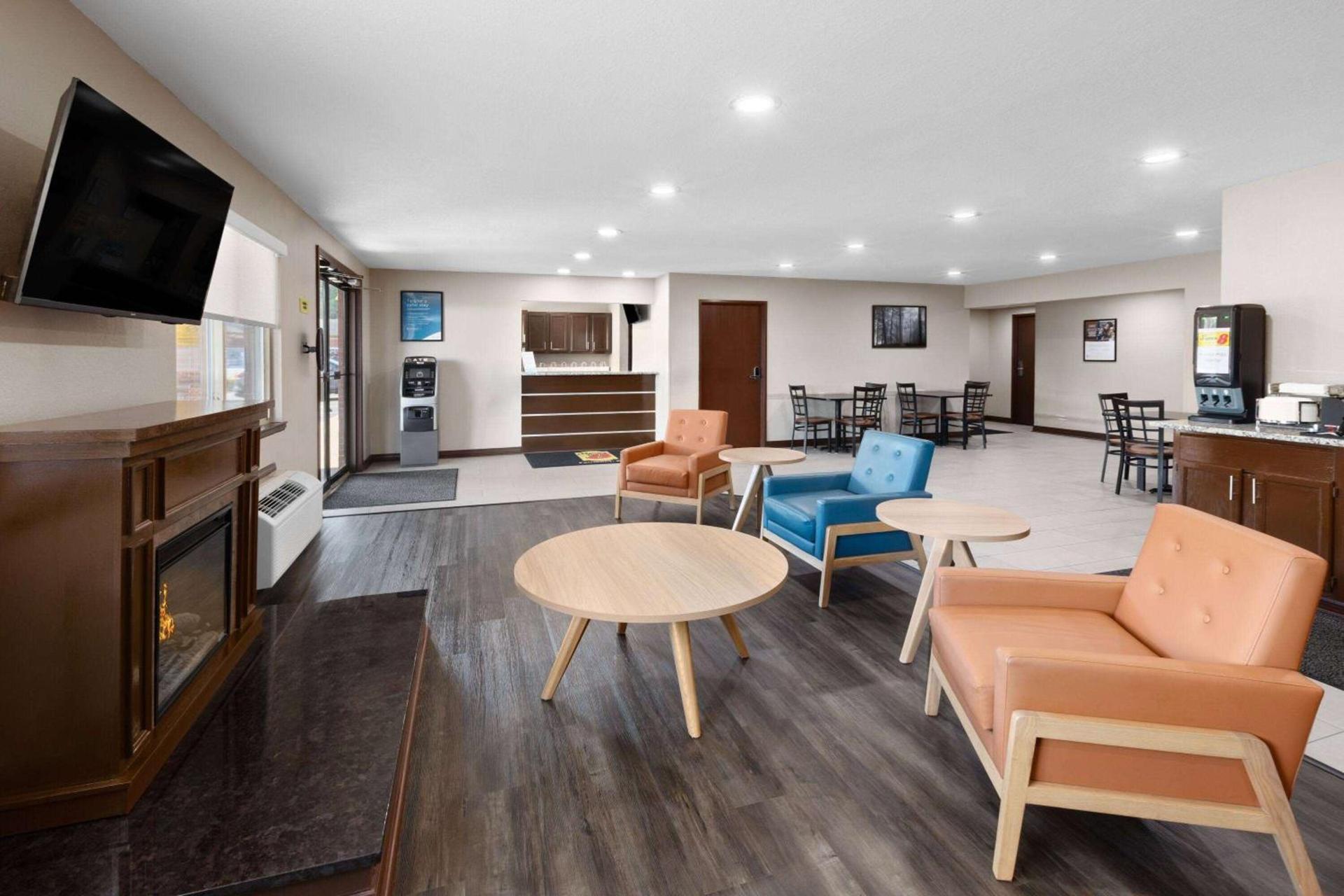 Super 8 by Wyndham Fairmont photo 6