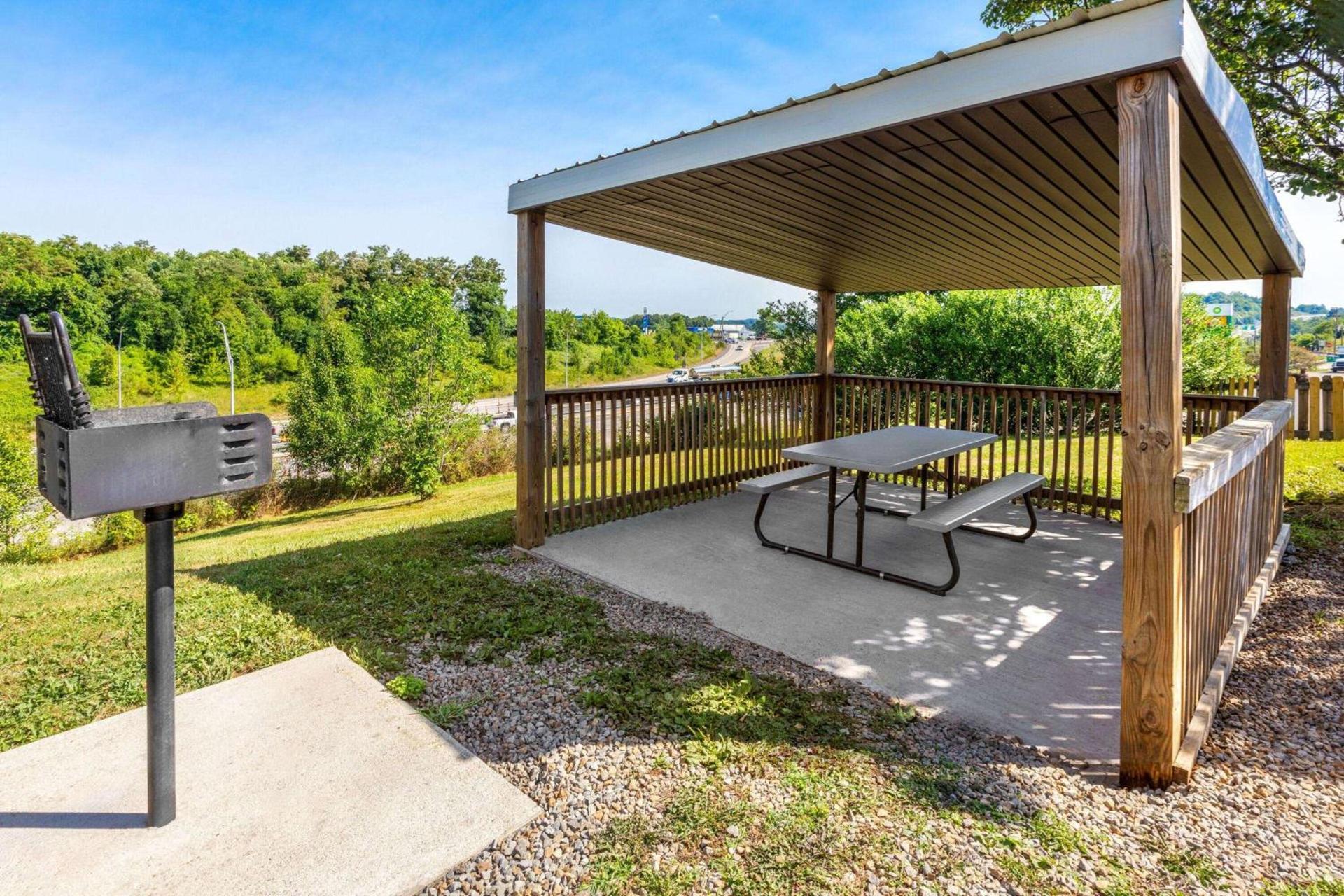 Super 8 by Wyndham Fairmont photo 30
