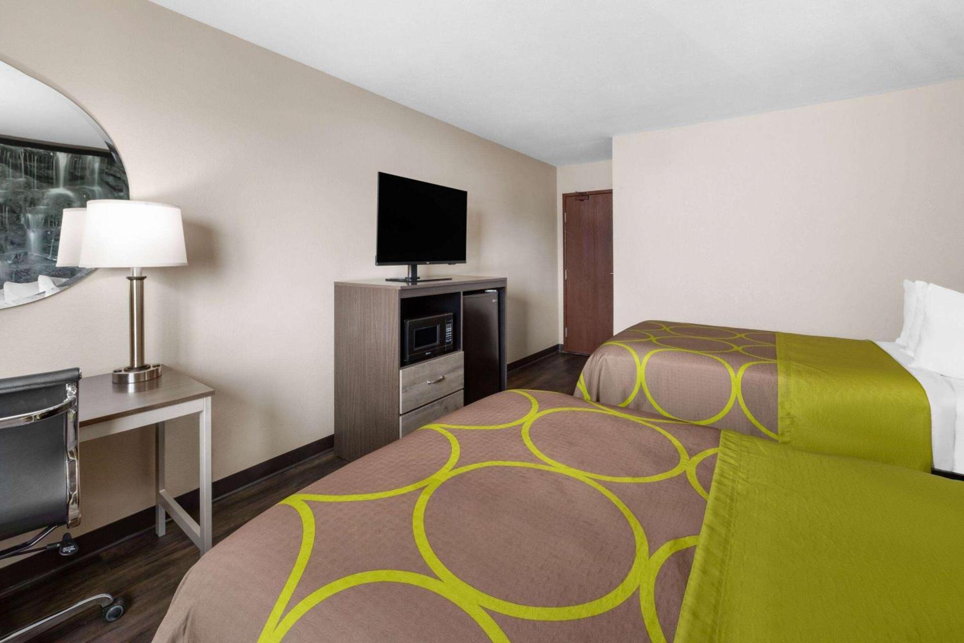 Super 8 by Wyndham Fairmont photo 11