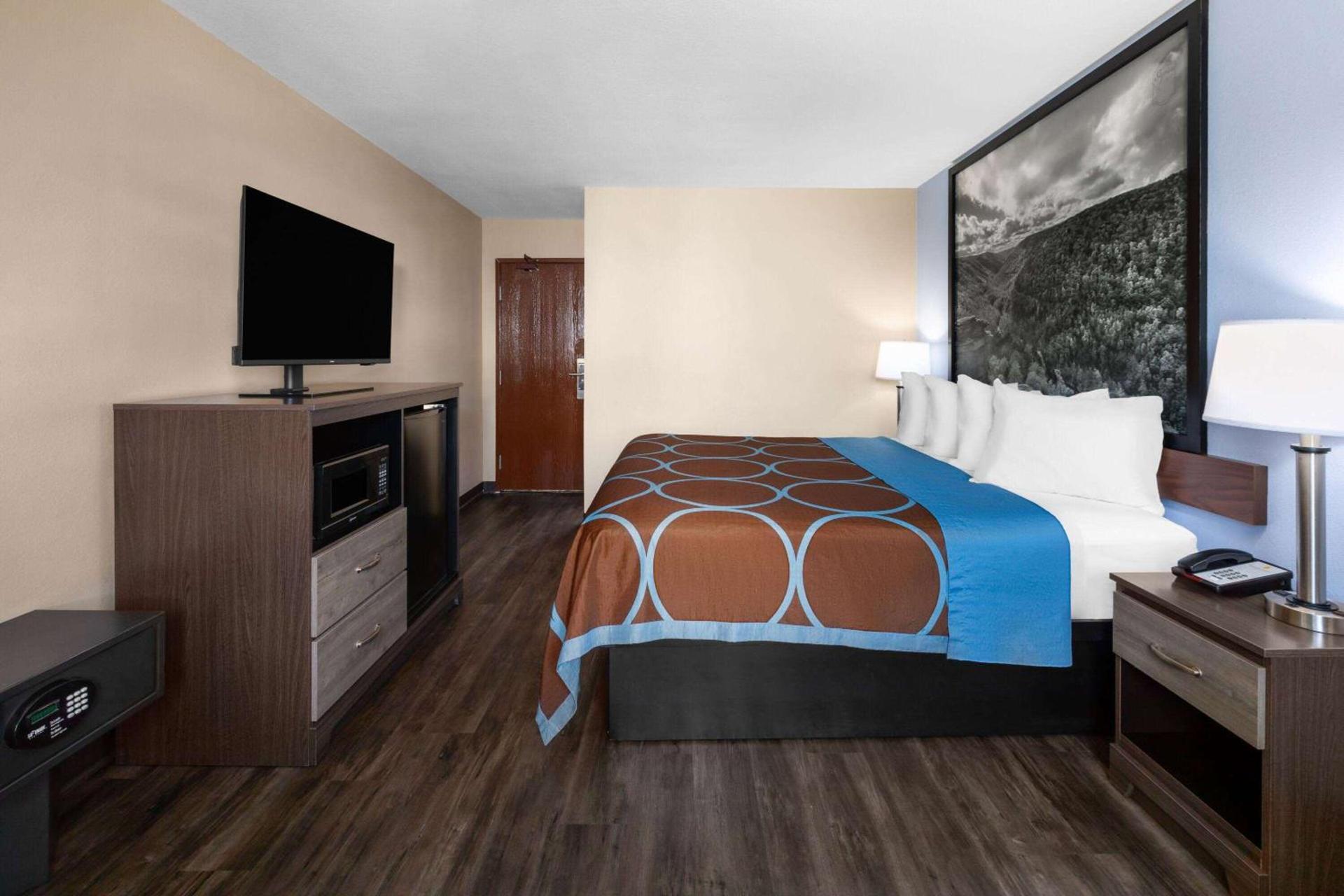 Super 8 by Wyndham Fairmont photo 13