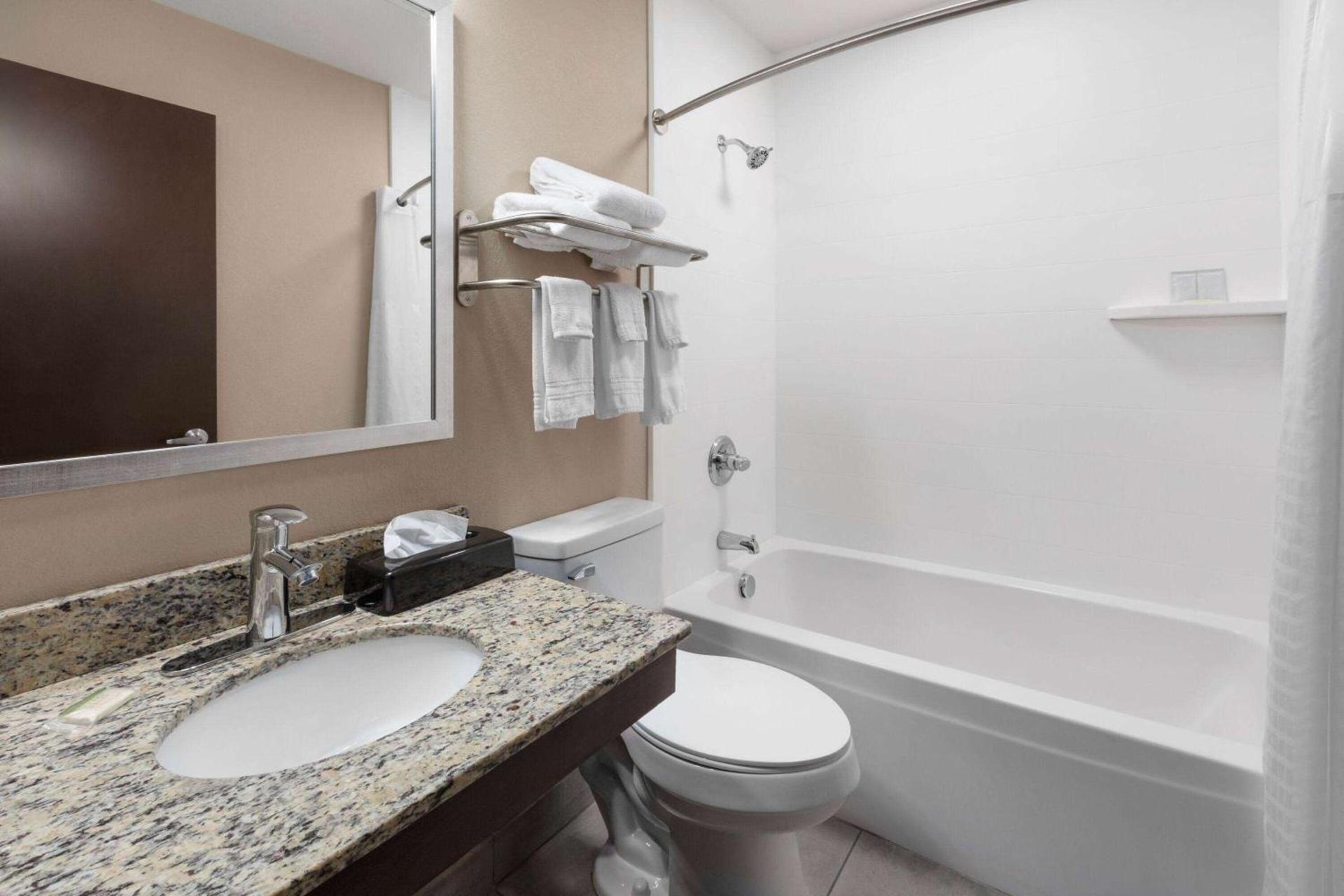 Super 8 by Wyndham Fairmont photo 17